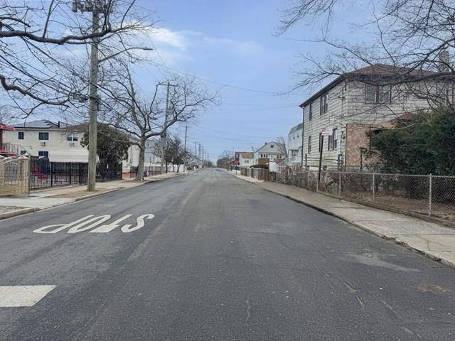 Far Rockaway, NY 11692,66-11 Almeda AVE