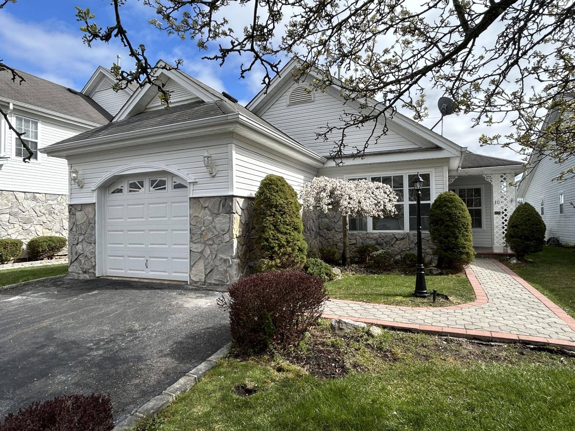 Middle Island, NY 11953,10 Chelsea LN