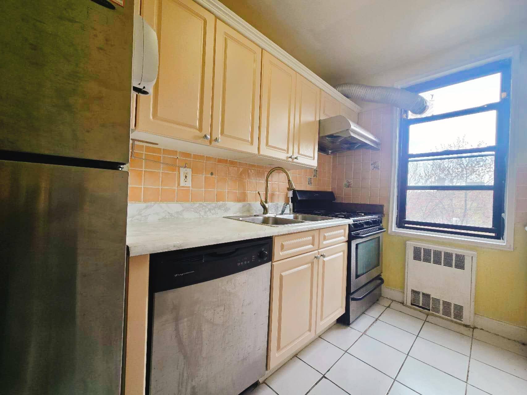 Kew Garden Hills, NY 11367,150-10 71st AVE #5L