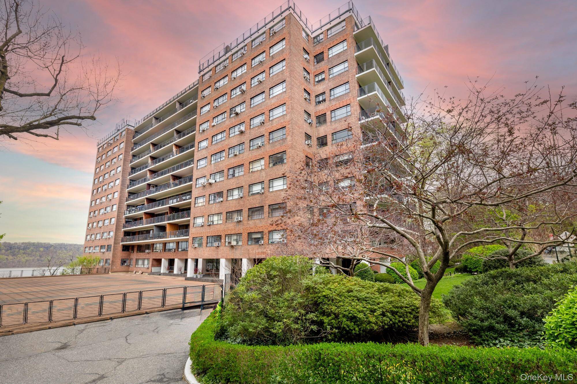 Bronx, NY 10463,2727 Palisade AVE #14A