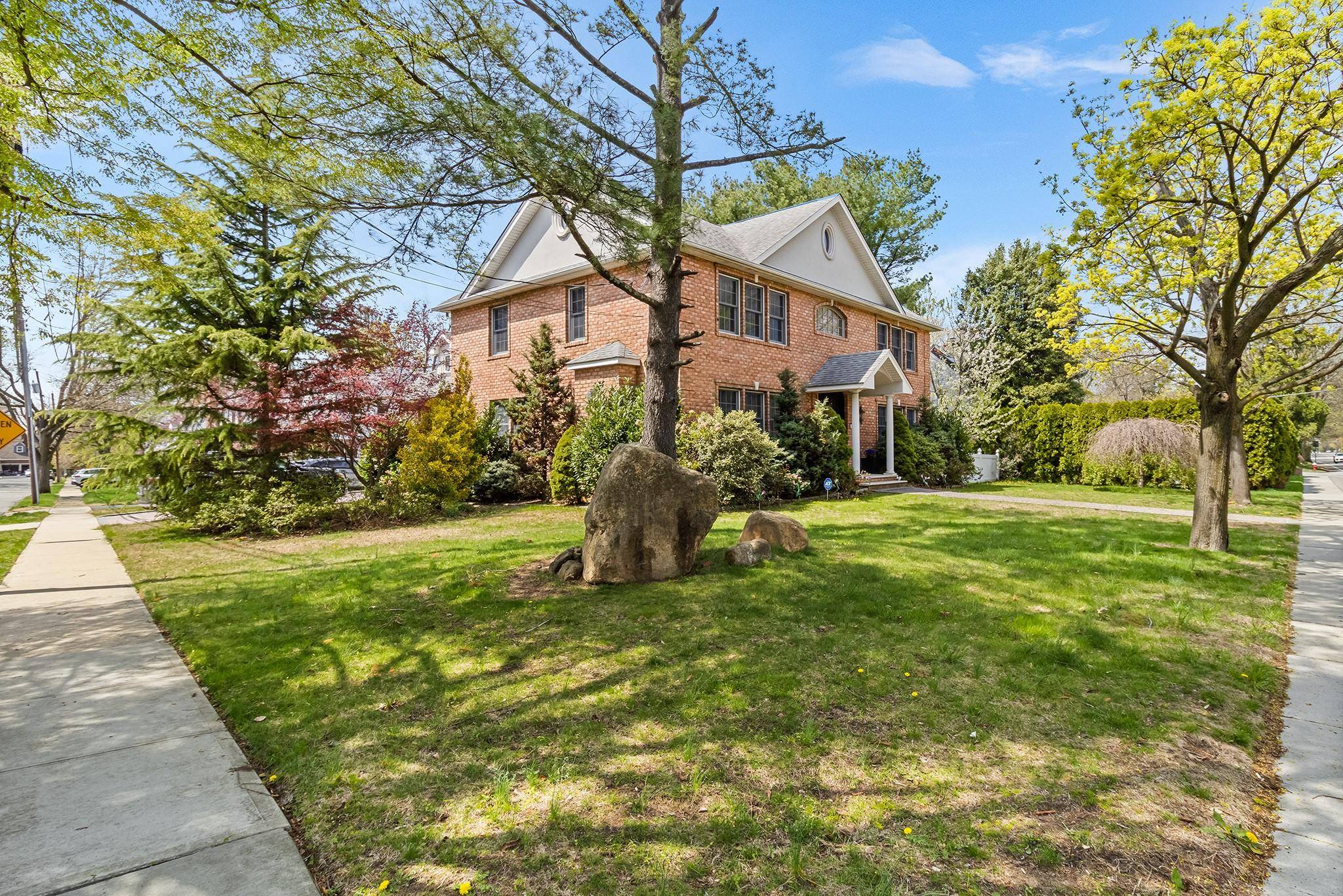 East Williston, NY 11596,489 Roslyn RD