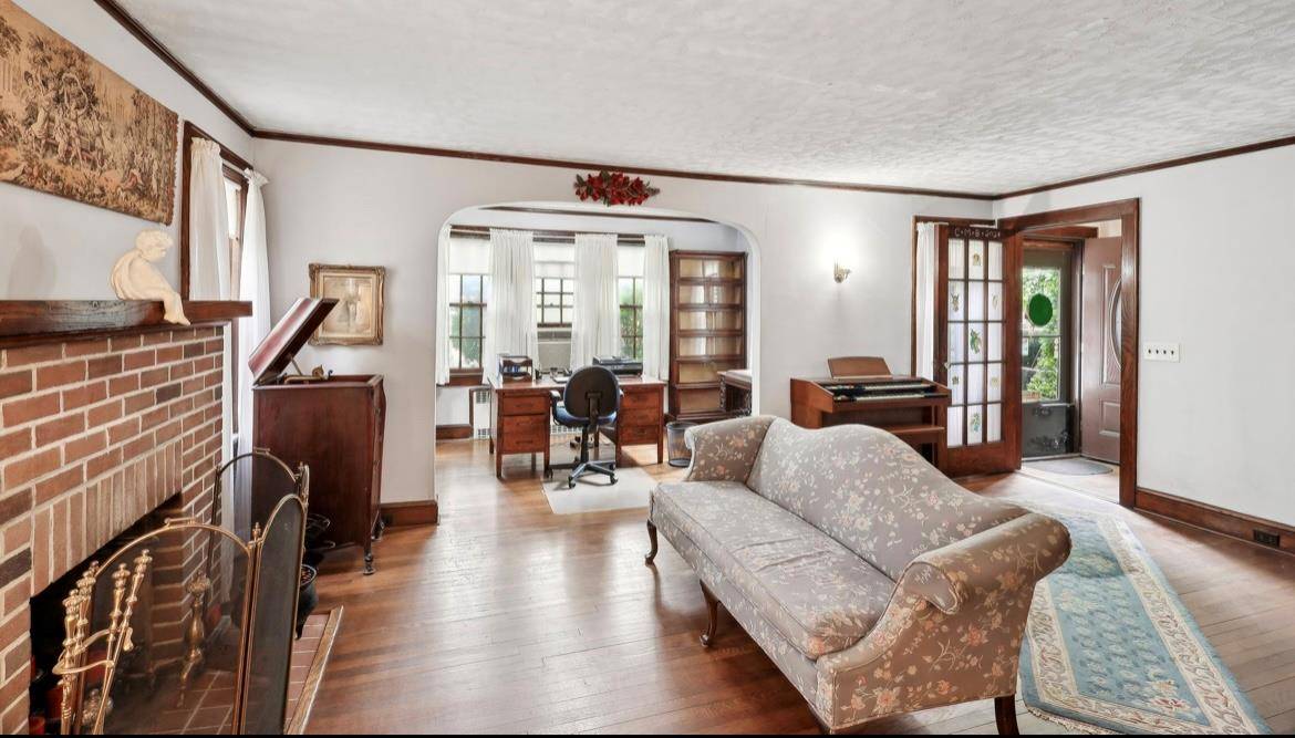 Floral Park, NY 11001,236 Crocus AVE