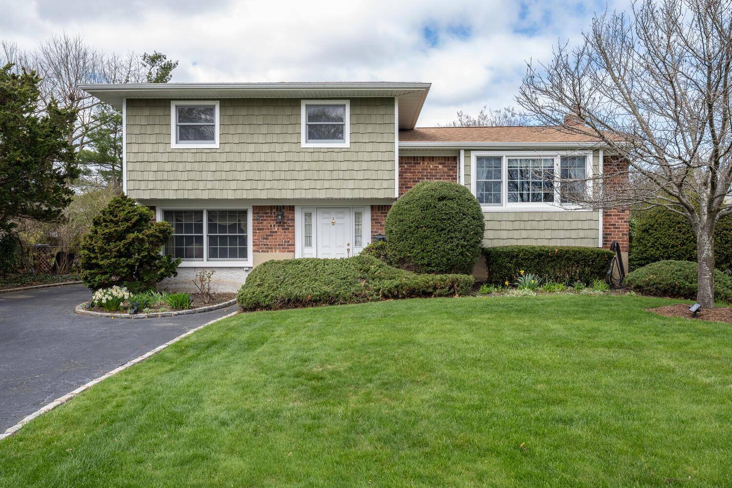 Commack, NY 11725,15 Hayrick LN