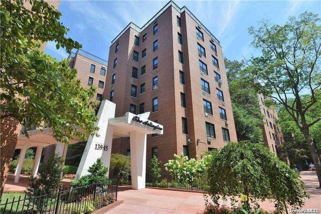 Briarwood, NY 11435,139-15 83rd AVE #209