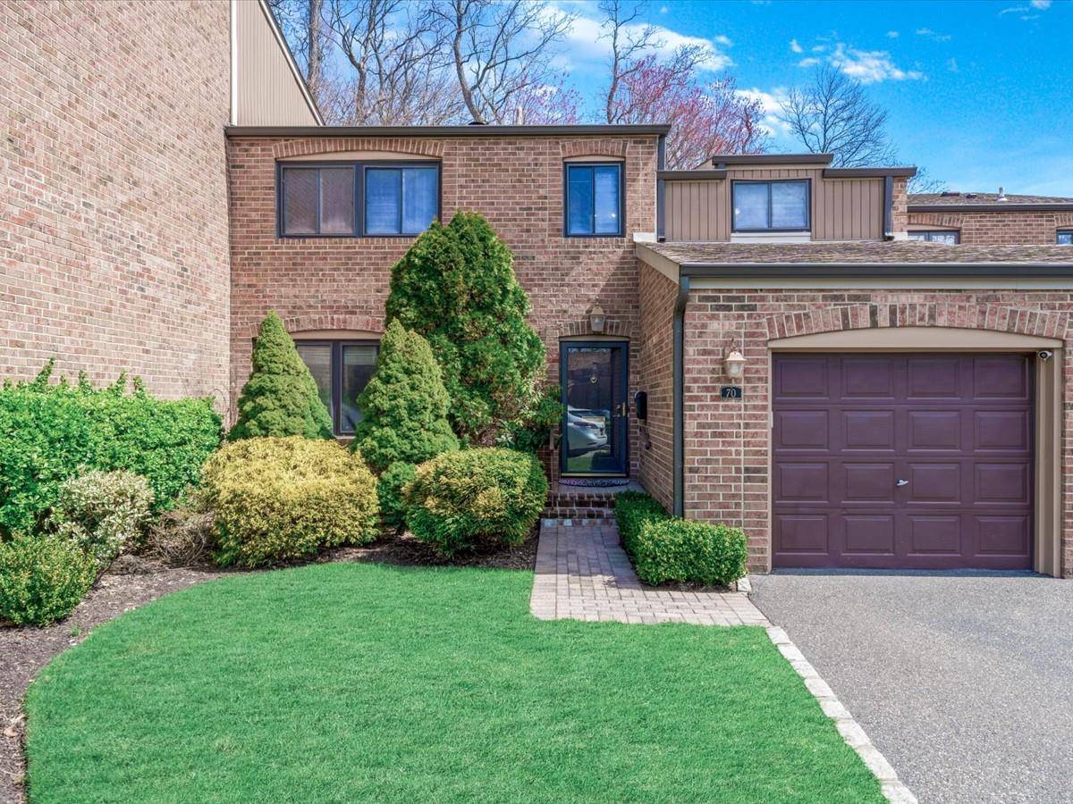 North Hills, NY 11040,70 Windsor Gate DR