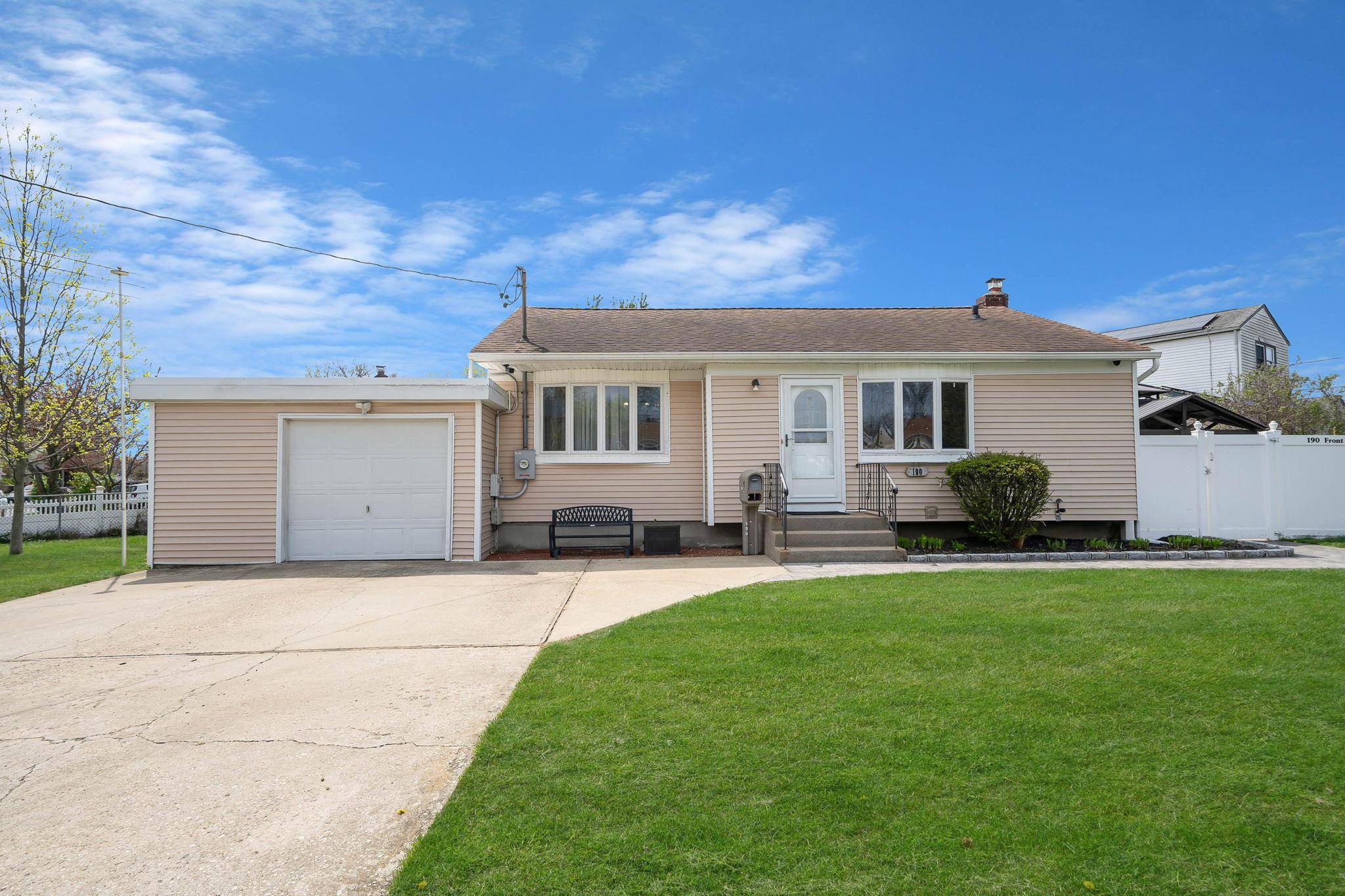 Brentwood, NY 11717,190 Front AVE