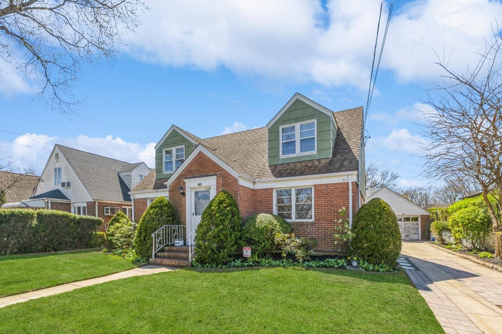Floral Park, NY 11001,94 Willis AVE