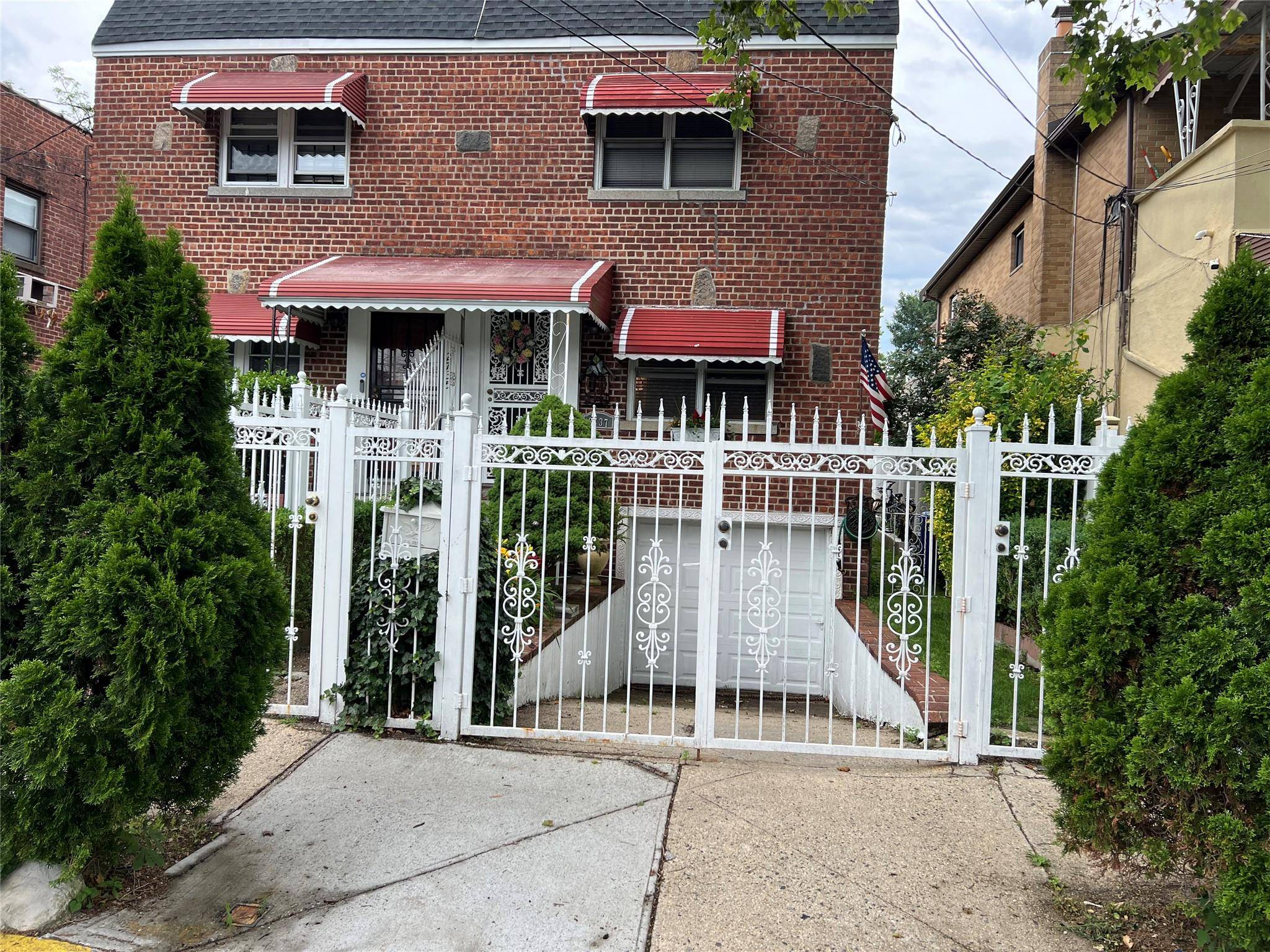Bronx, NY 10469,2737 Tenbroeck AVE