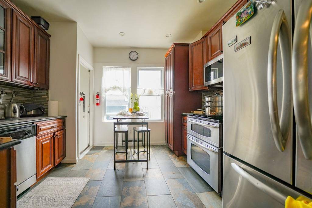 Glendale, NY 11385,7962 77th AVE