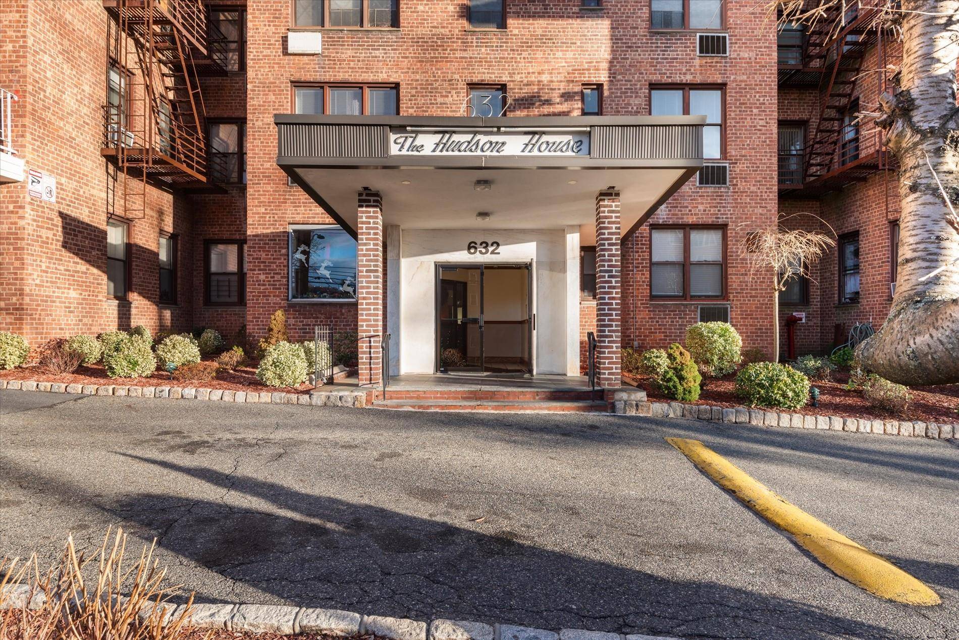 Yonkers, NY 10701,632 Warburton #3J