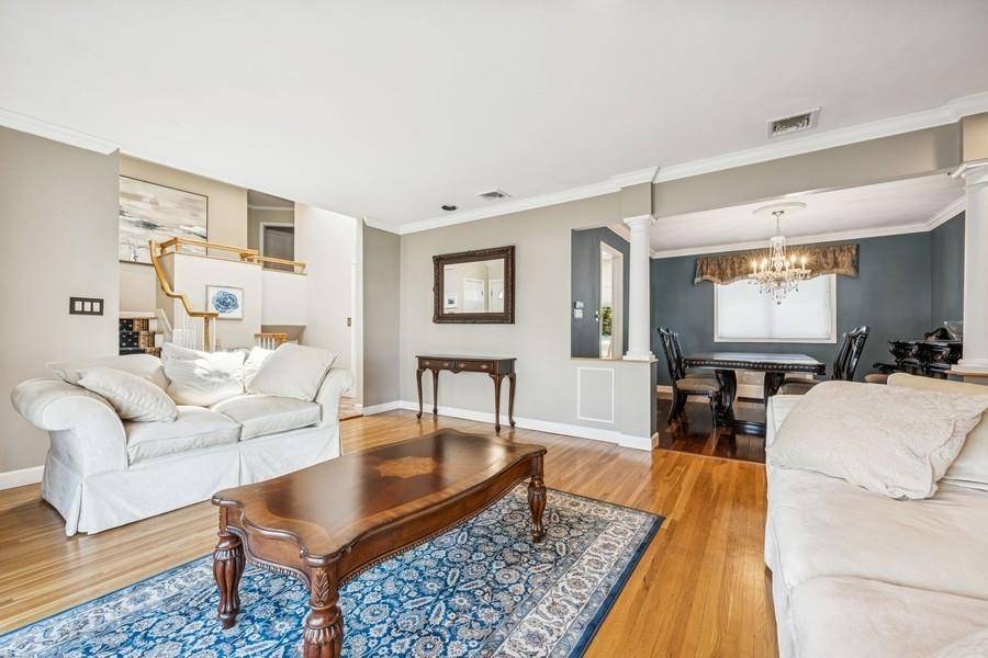 Syosset, NY 11791,15 Mesa RD