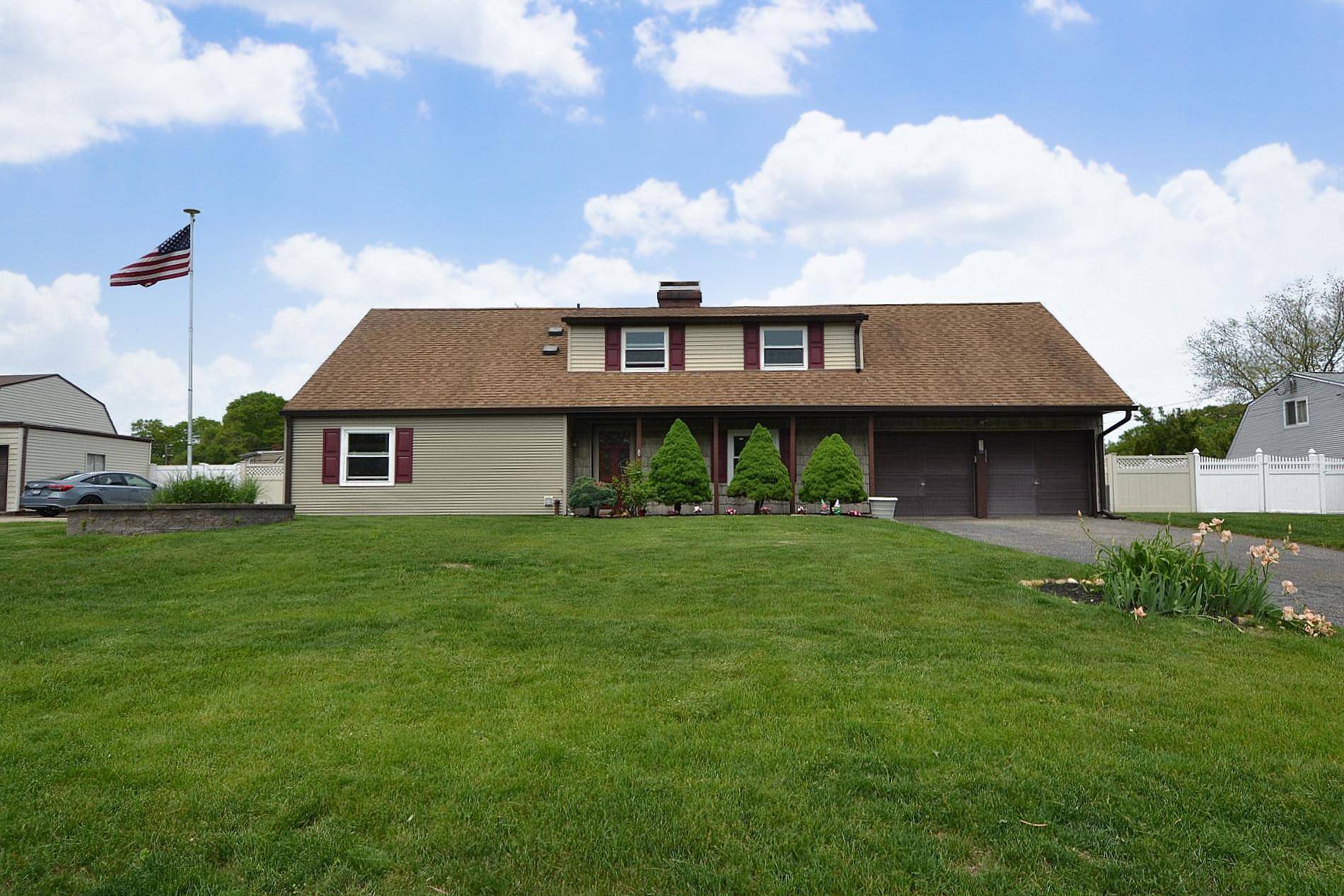 Holtsville, NY 11742,22 Honeysuckle LN