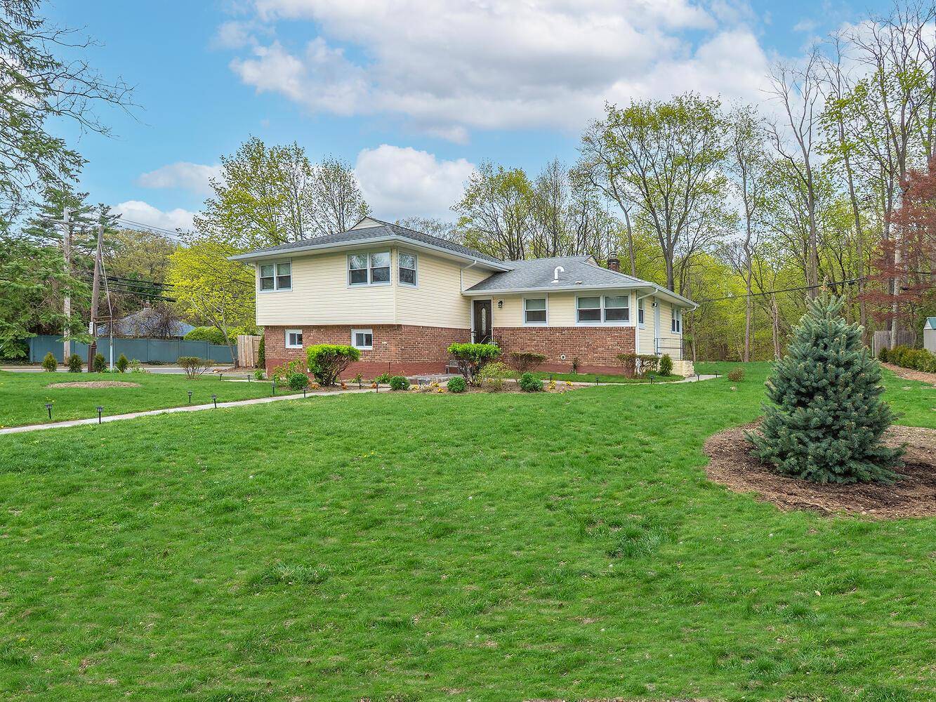 Glen Cove, NY 11542,1 Milford LN