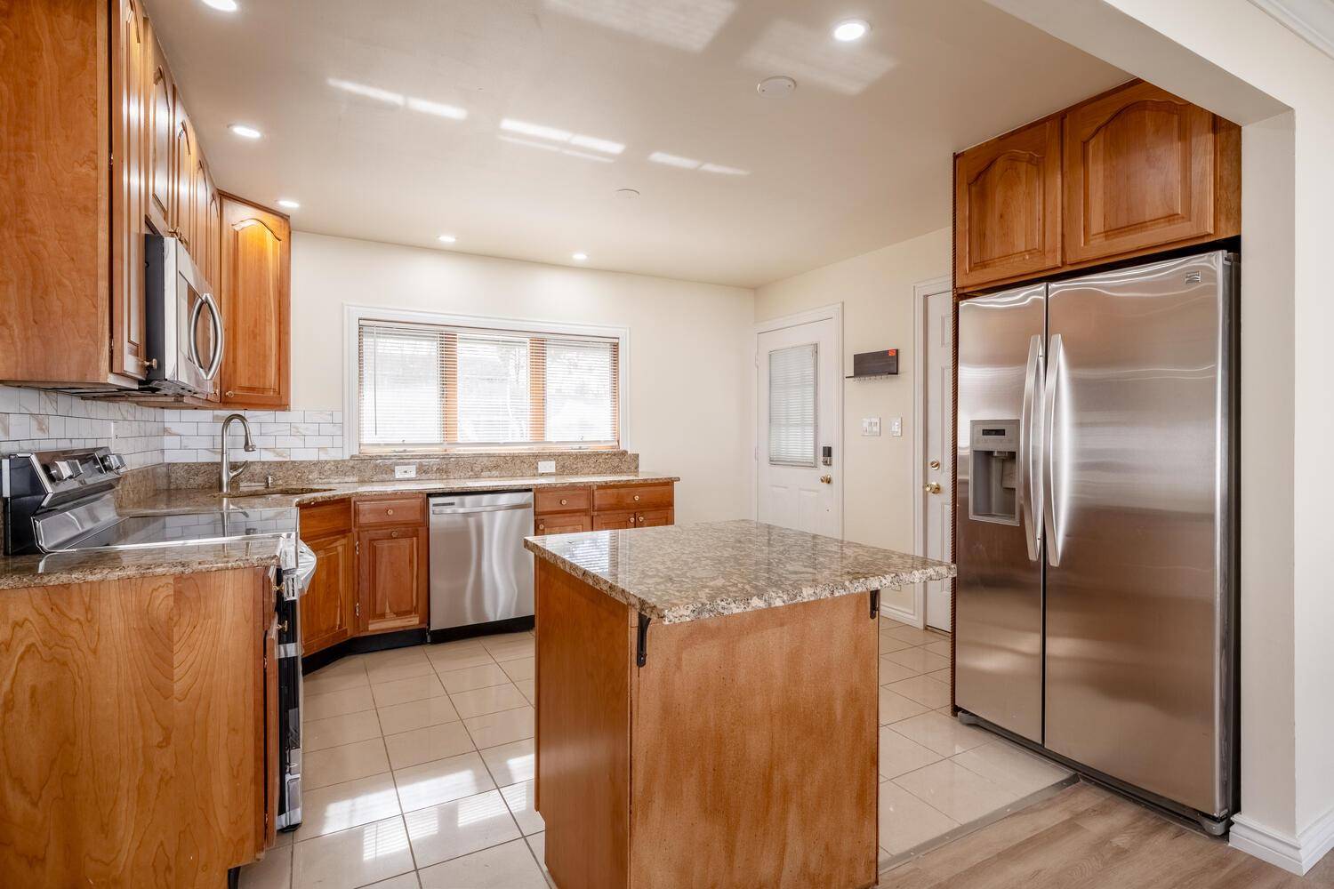 Westbury, NY 11590,26 Flagstone LN