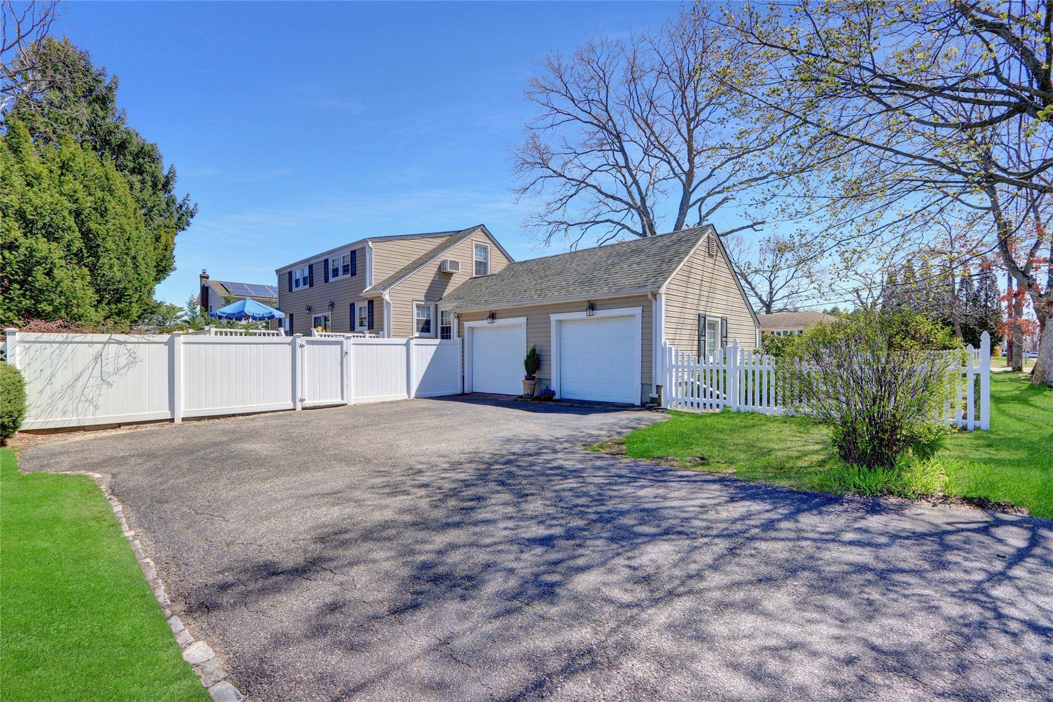 West Babylon, NY 11704,323 Montgomery AVE