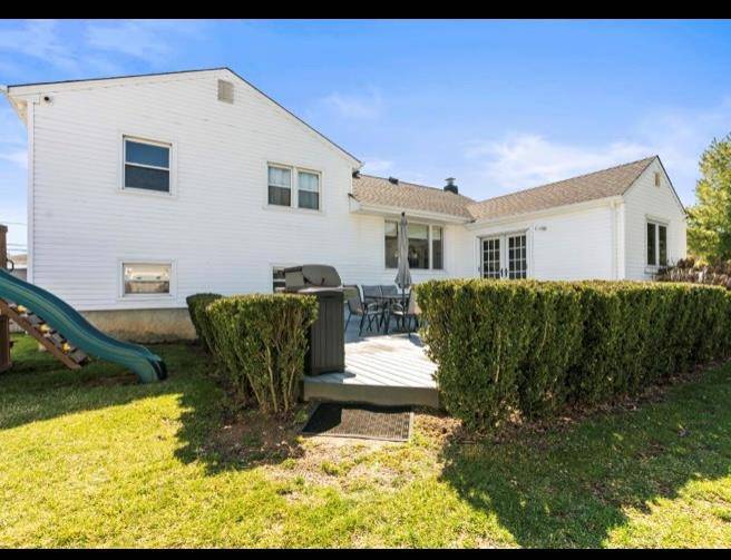 Massapequa Park, NY 11762,66 Herbert AVE