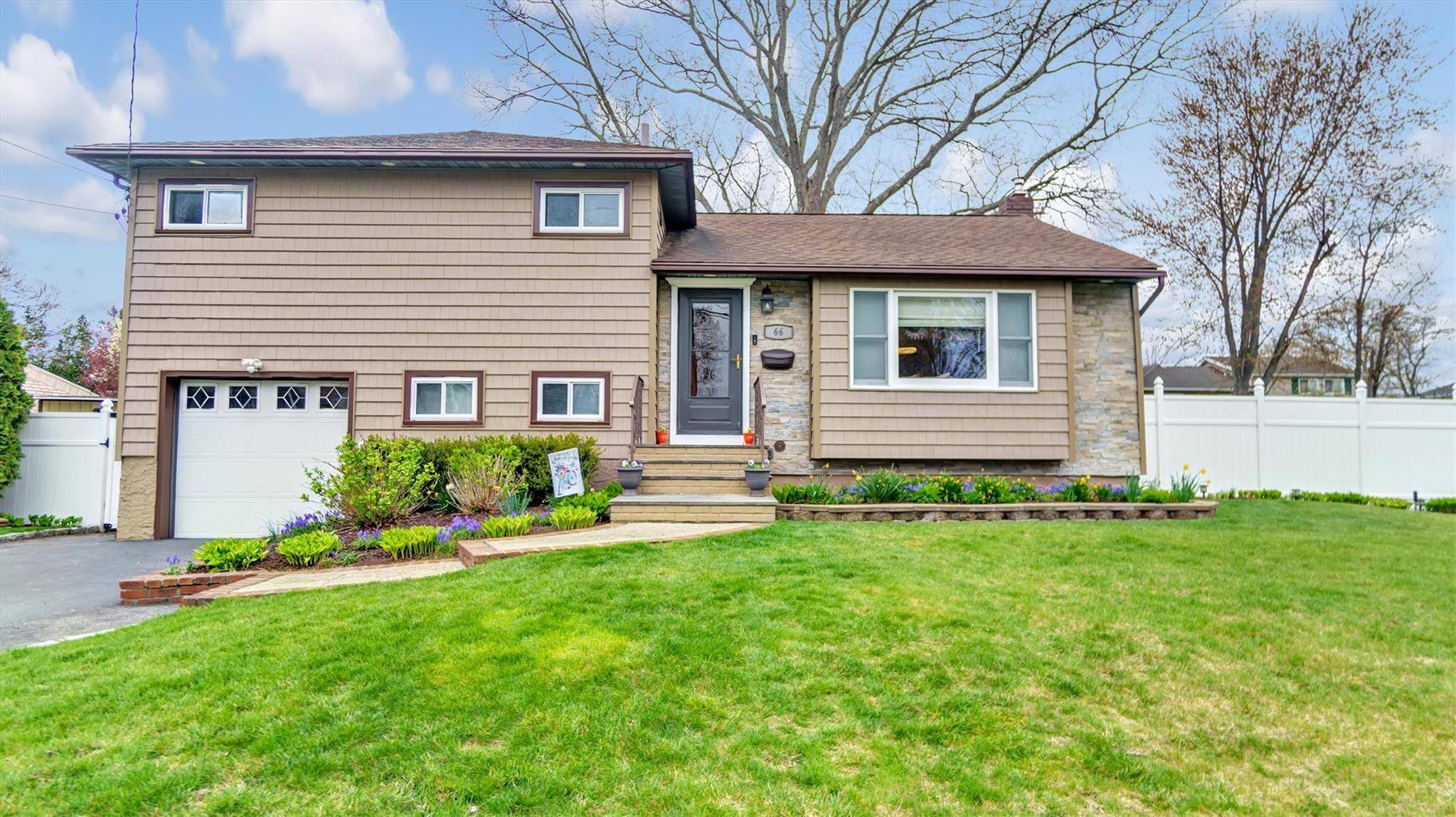 North Babylon, NY 11703,66 Poet ST