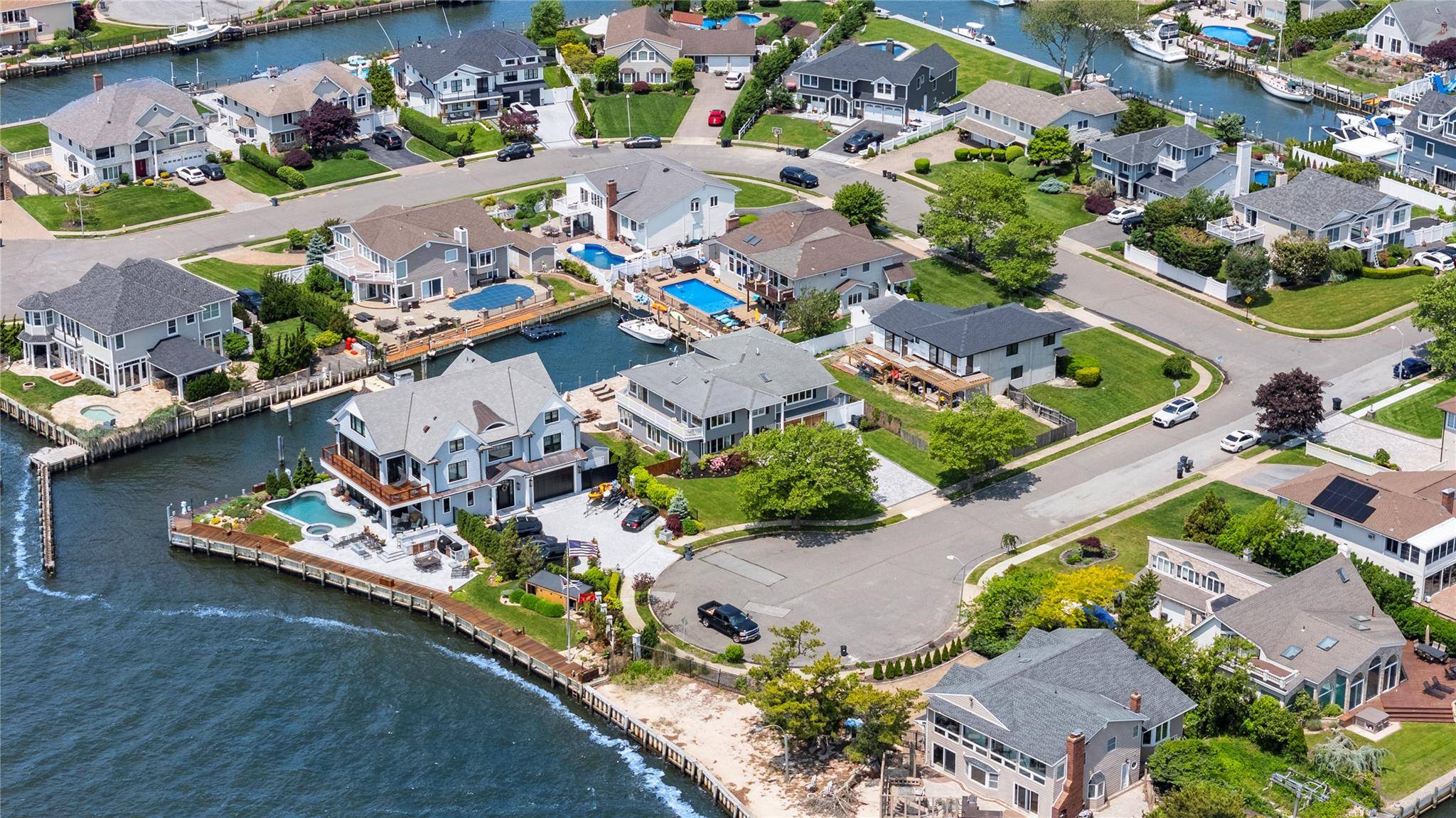 West Islip, NY 11795,22 Viking DR