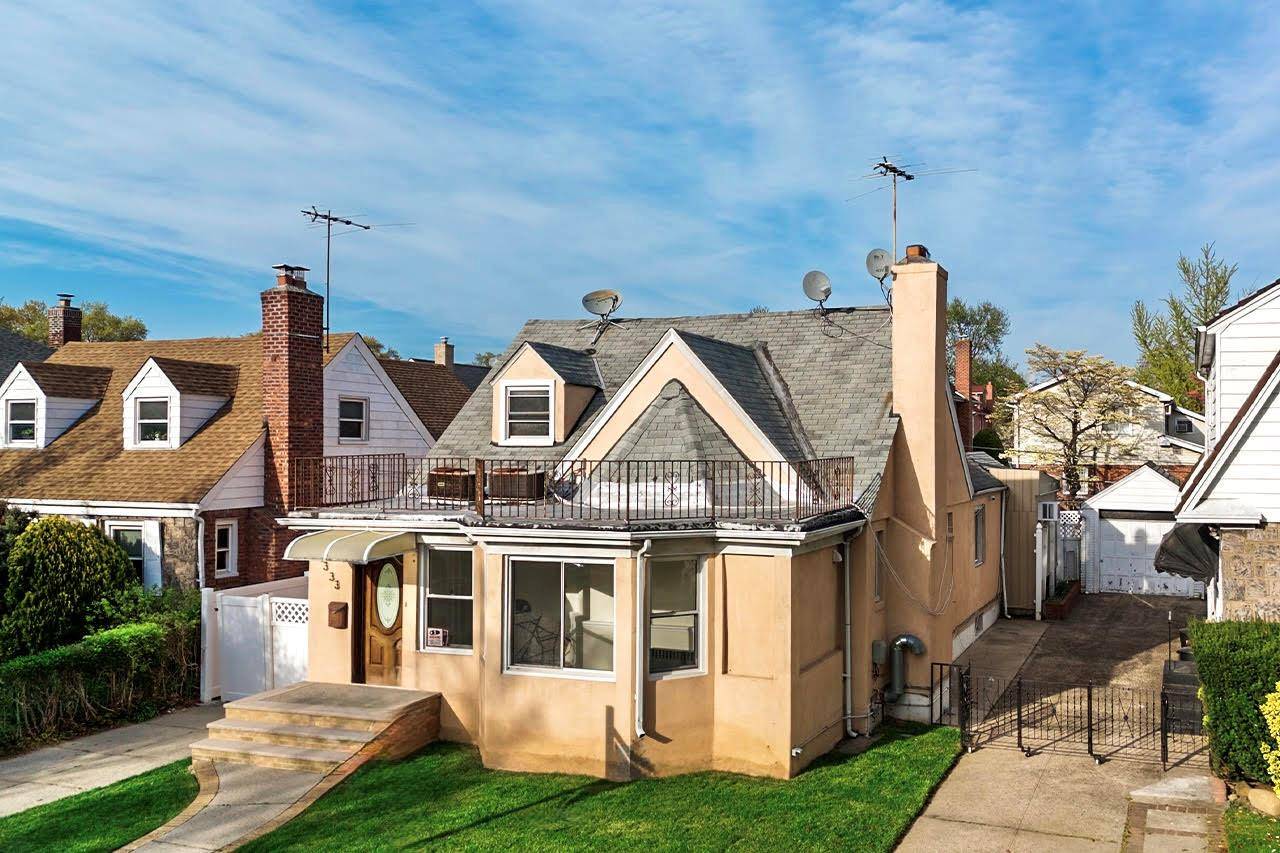 Fresh Meadows, NY 11366,73-33 188th ST