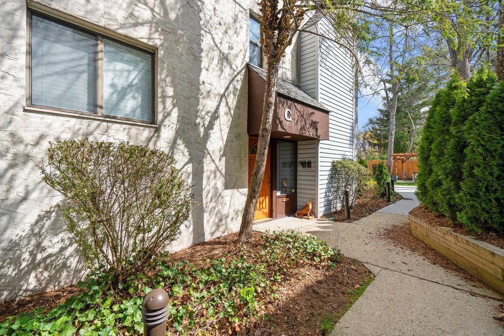 Great Neck, NY 11023,10 Wooleys LN #2C
