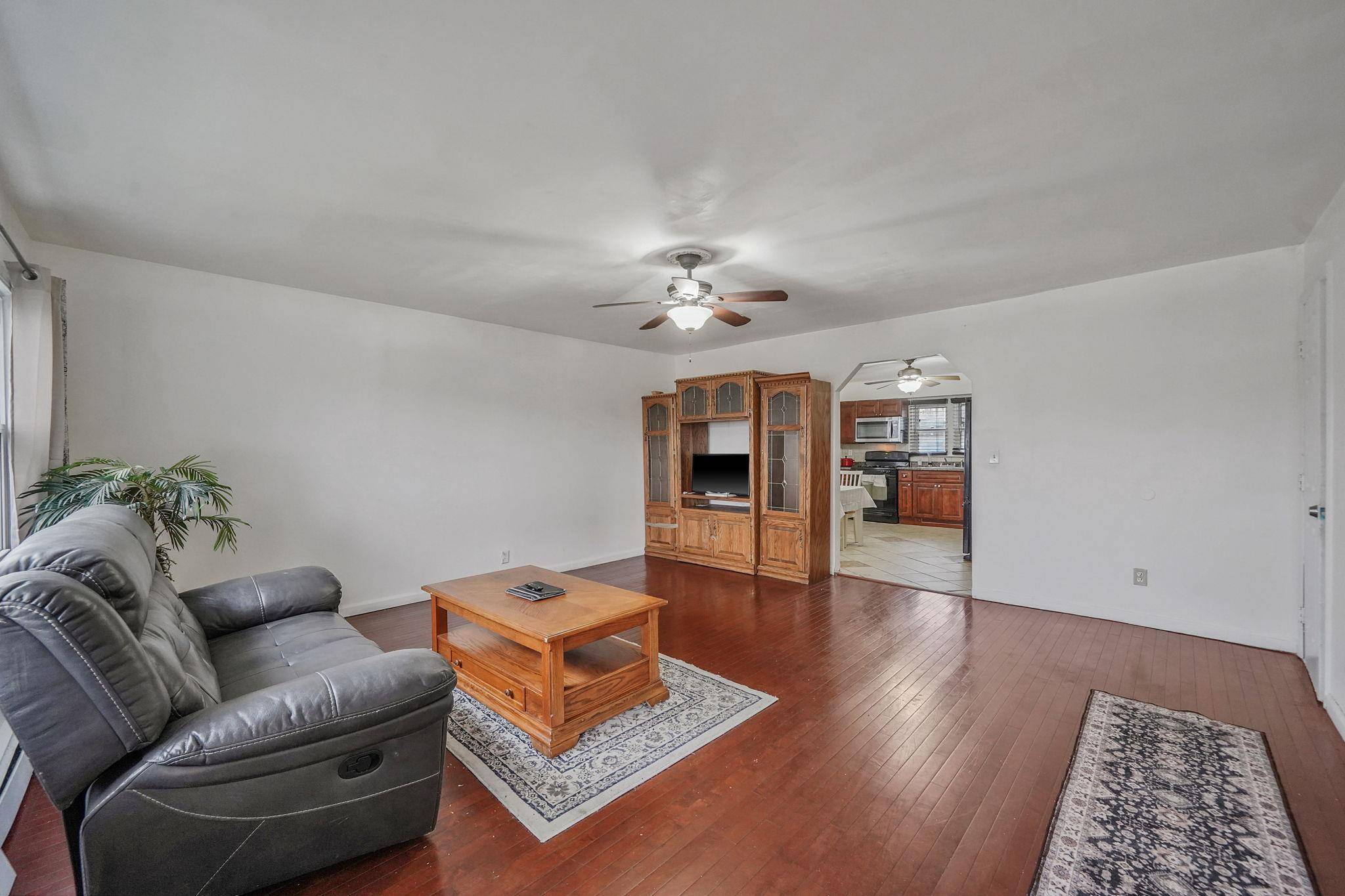 Lindenhurst, NY 11757,129 44th ST