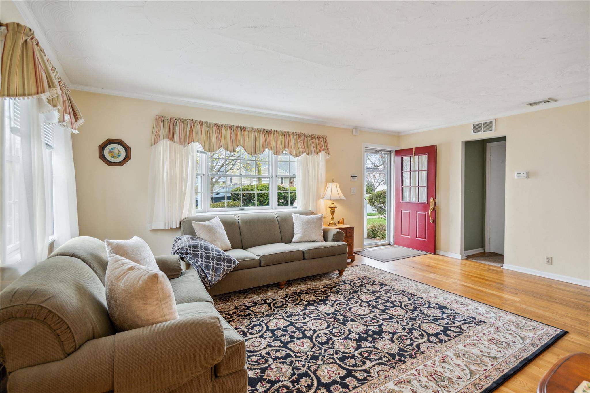 Massapequa, NY 11758,572 Forest AVE