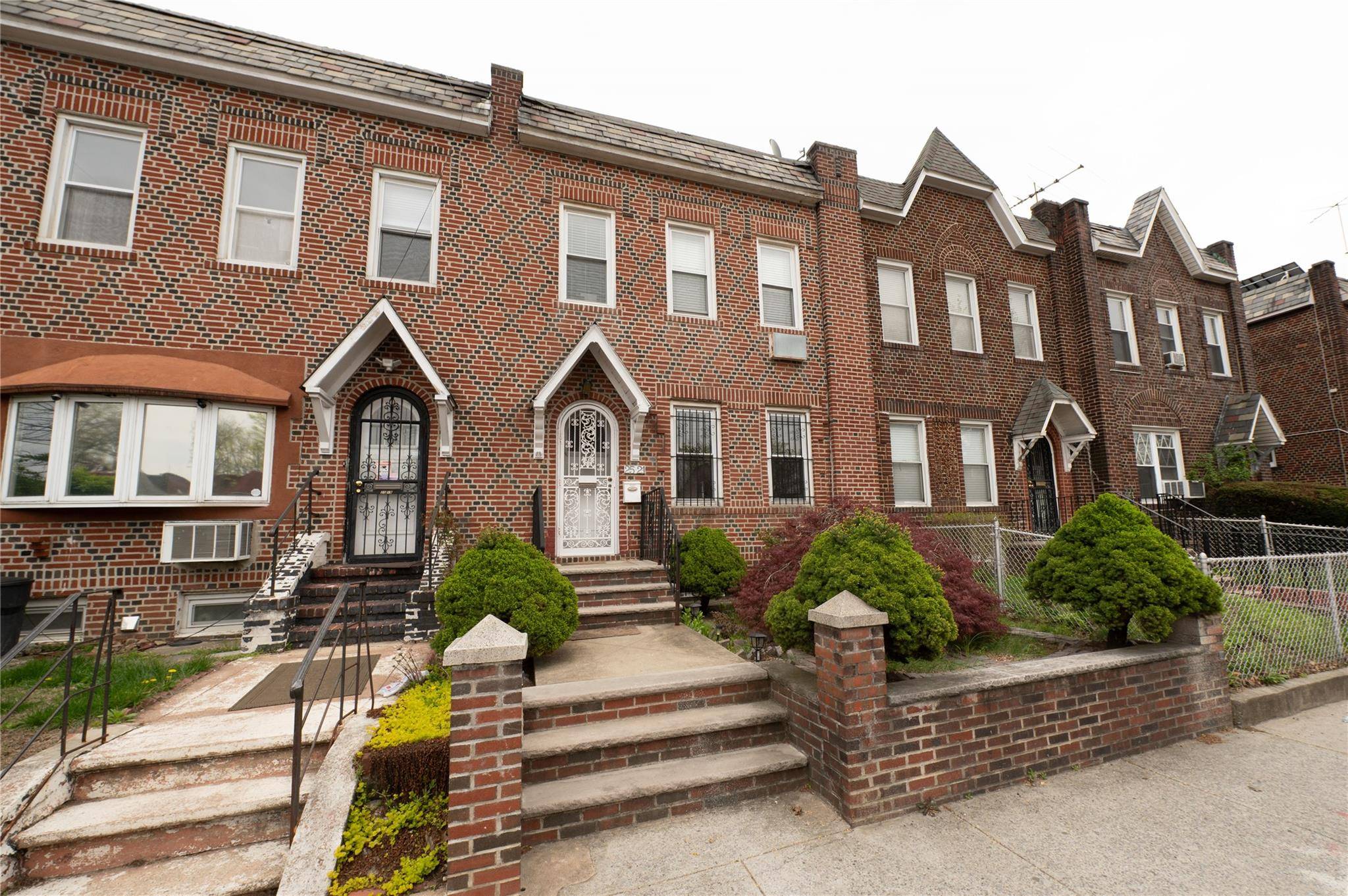 East Elmhurst, NY 11369,25-21 98th ST