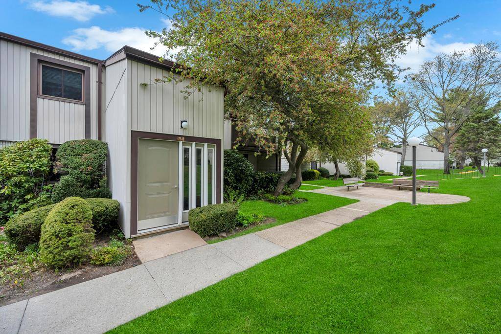 Ronkonkoma, NY 11779,73 Richmond BLVD #4B