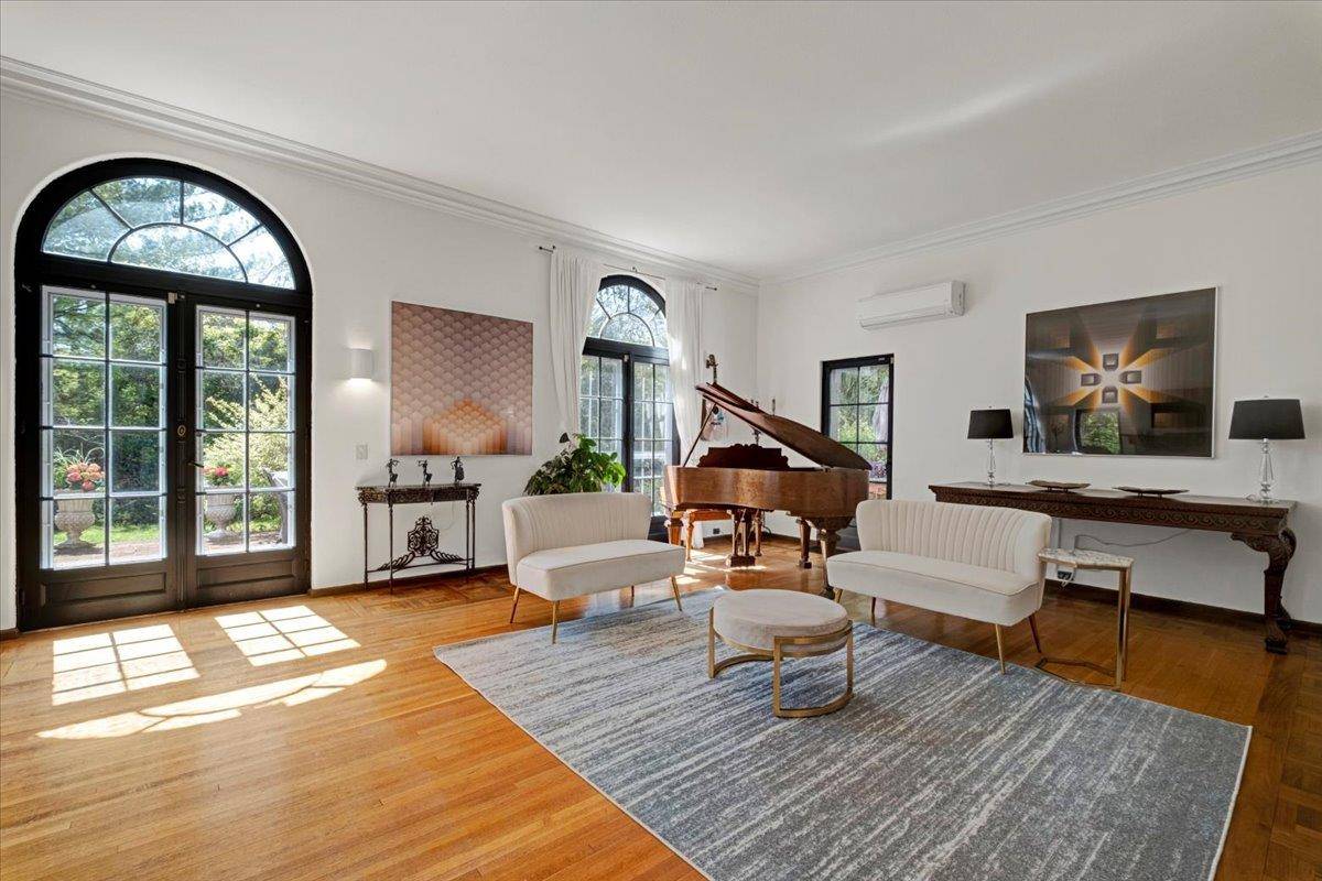 New Rochelle, NY 10804,376 Beechmont DR