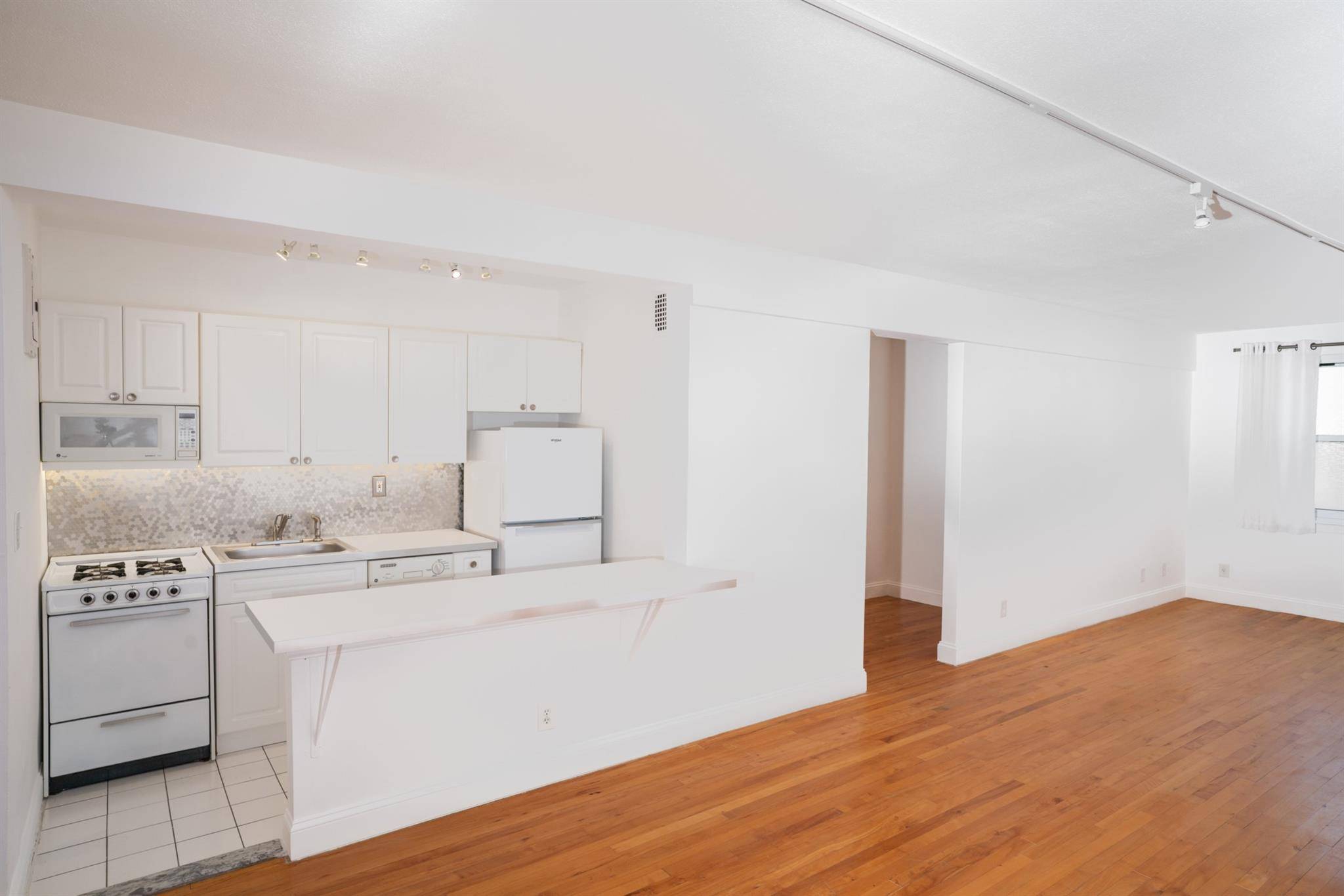 Yonkers, NY 10701,279 N Broadway #8N