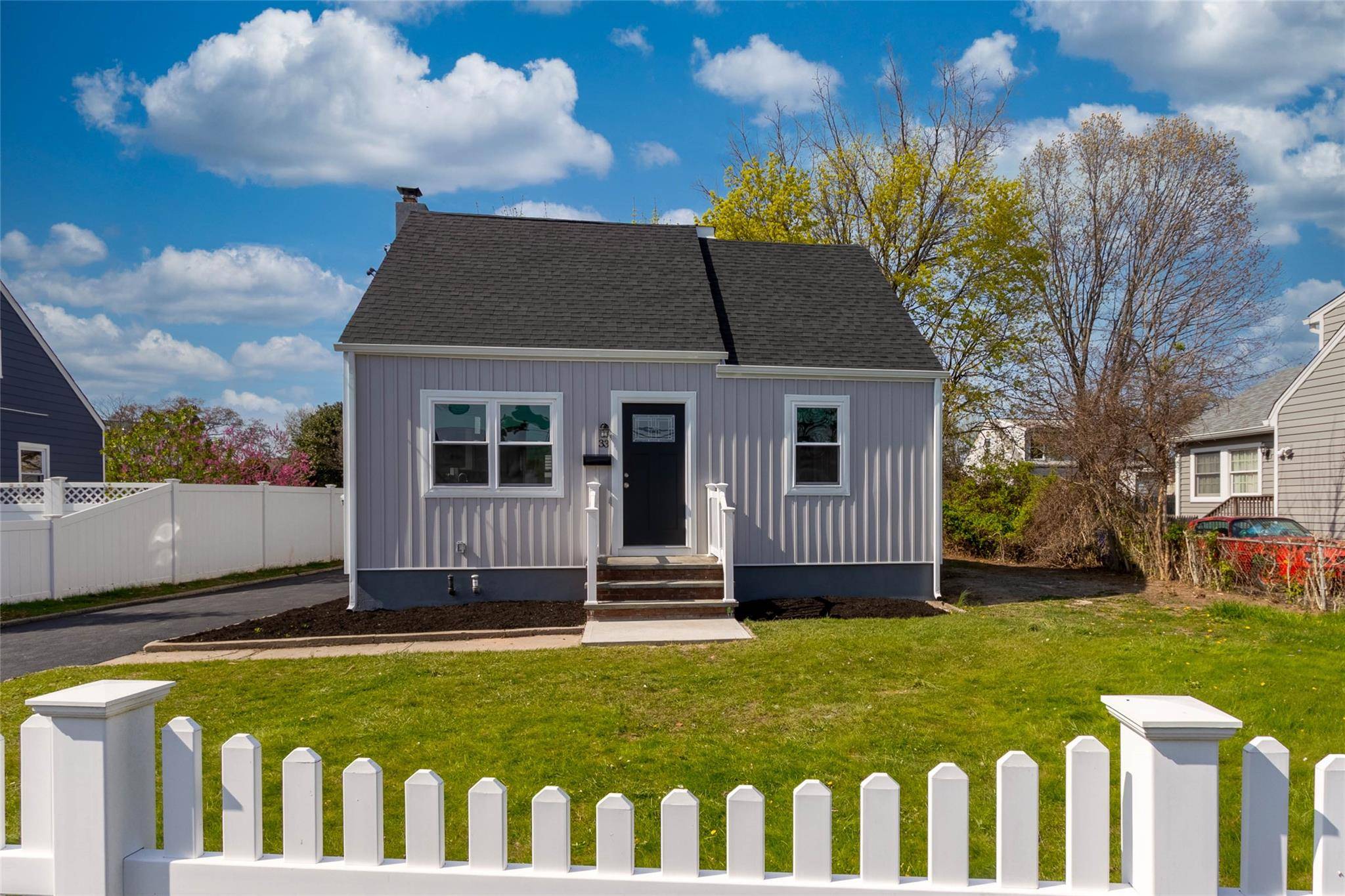 North Babylon, NY 11703,33 Veronica LN