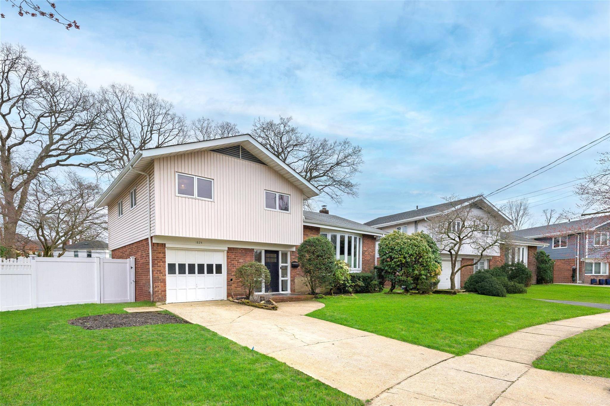 North Bellmore, NY 11710,1824 Decatur AVE