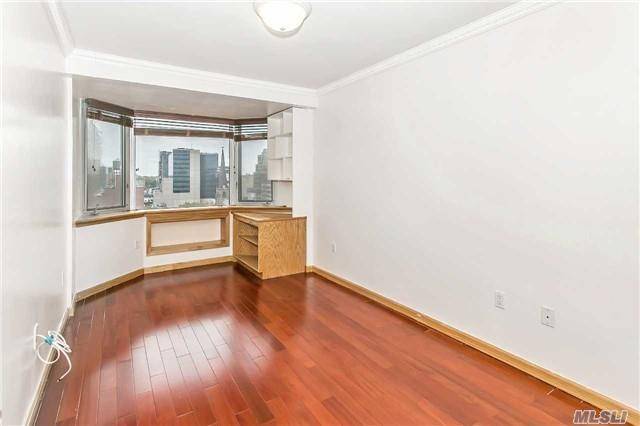 Flushing, NY 11354,37-20 Prince ST #9C