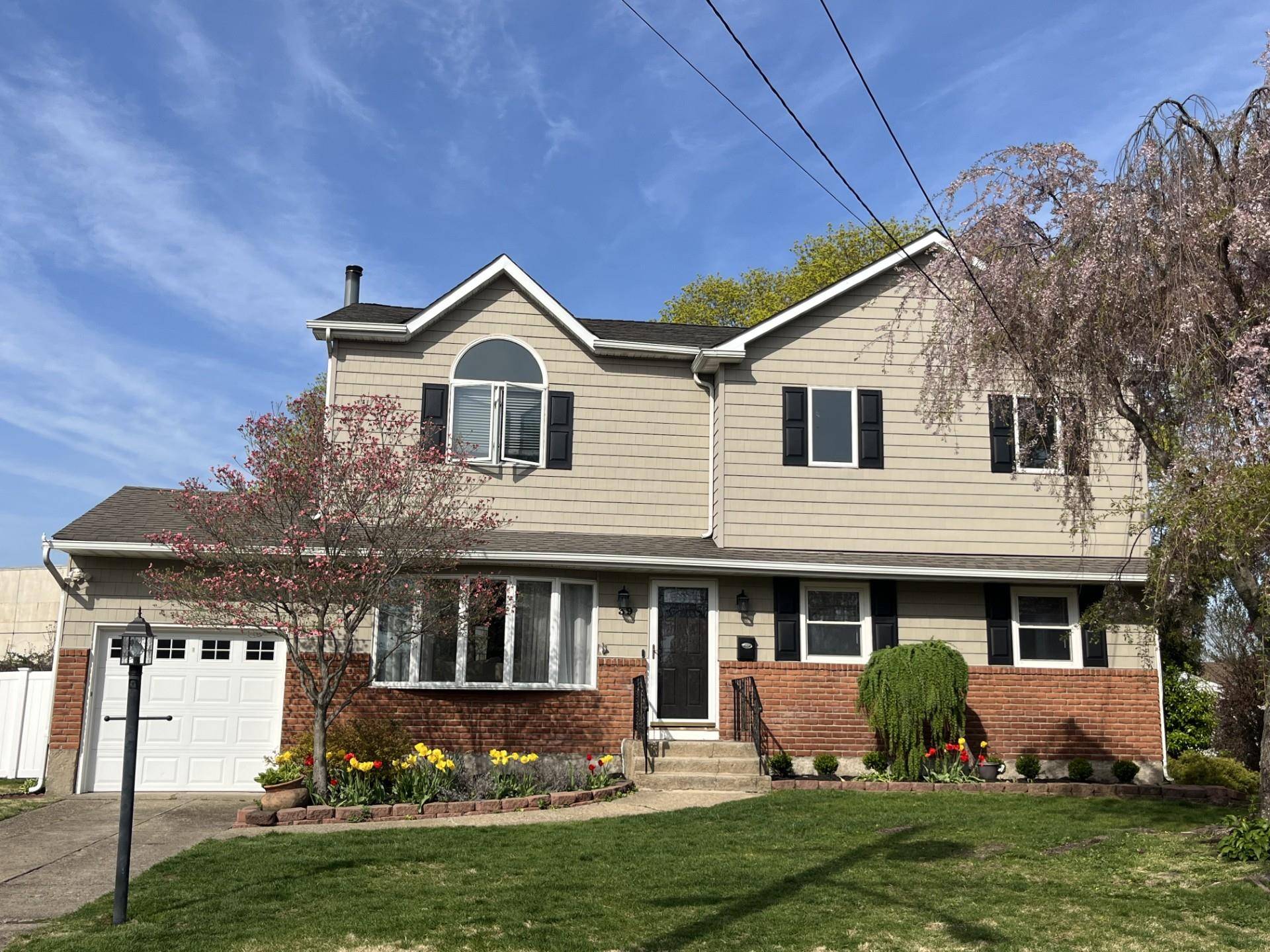 West Babylon, NY 11704,39 Rosella CT