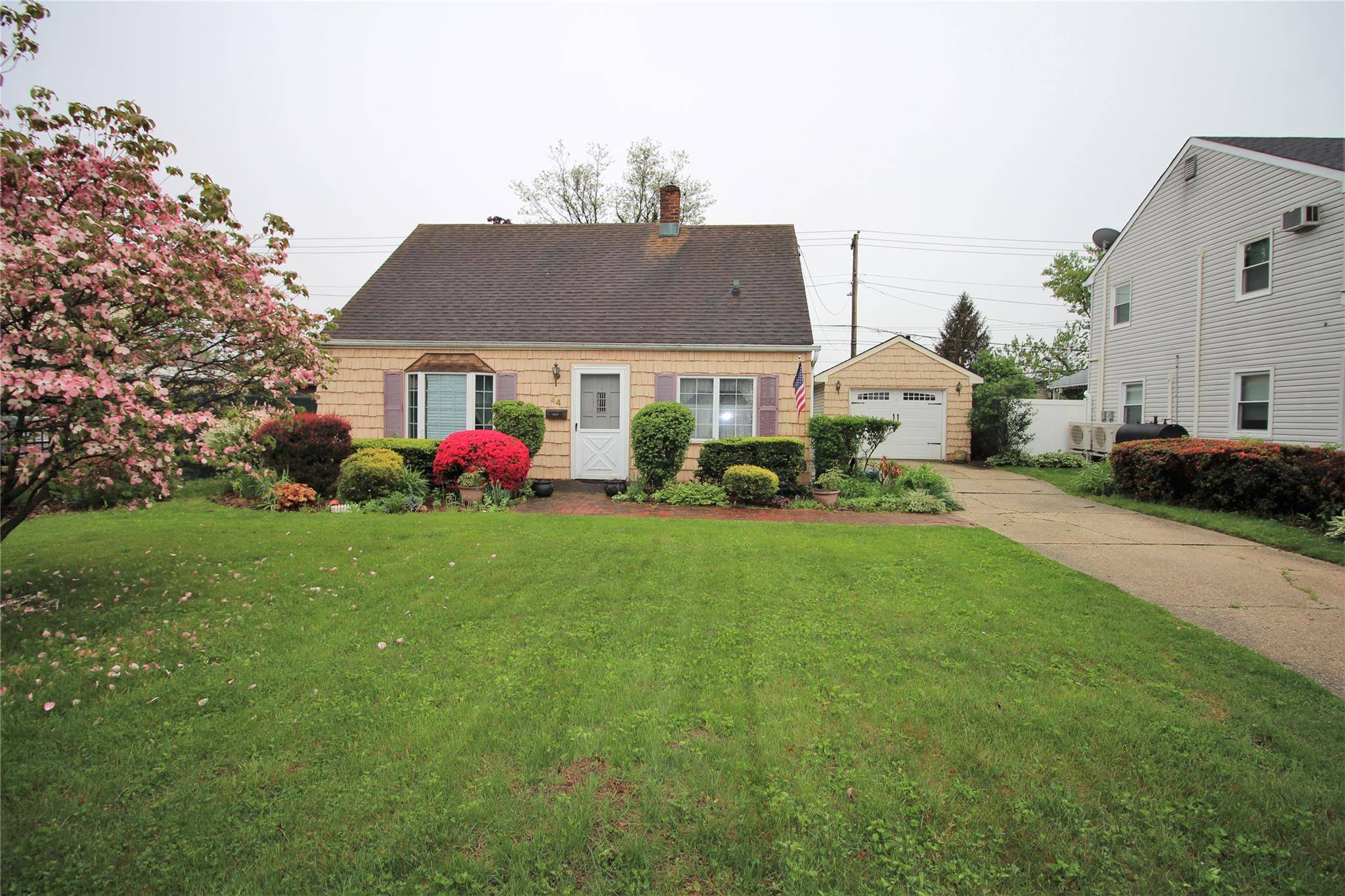 Levittown, NY 11756,44 Meadow LN