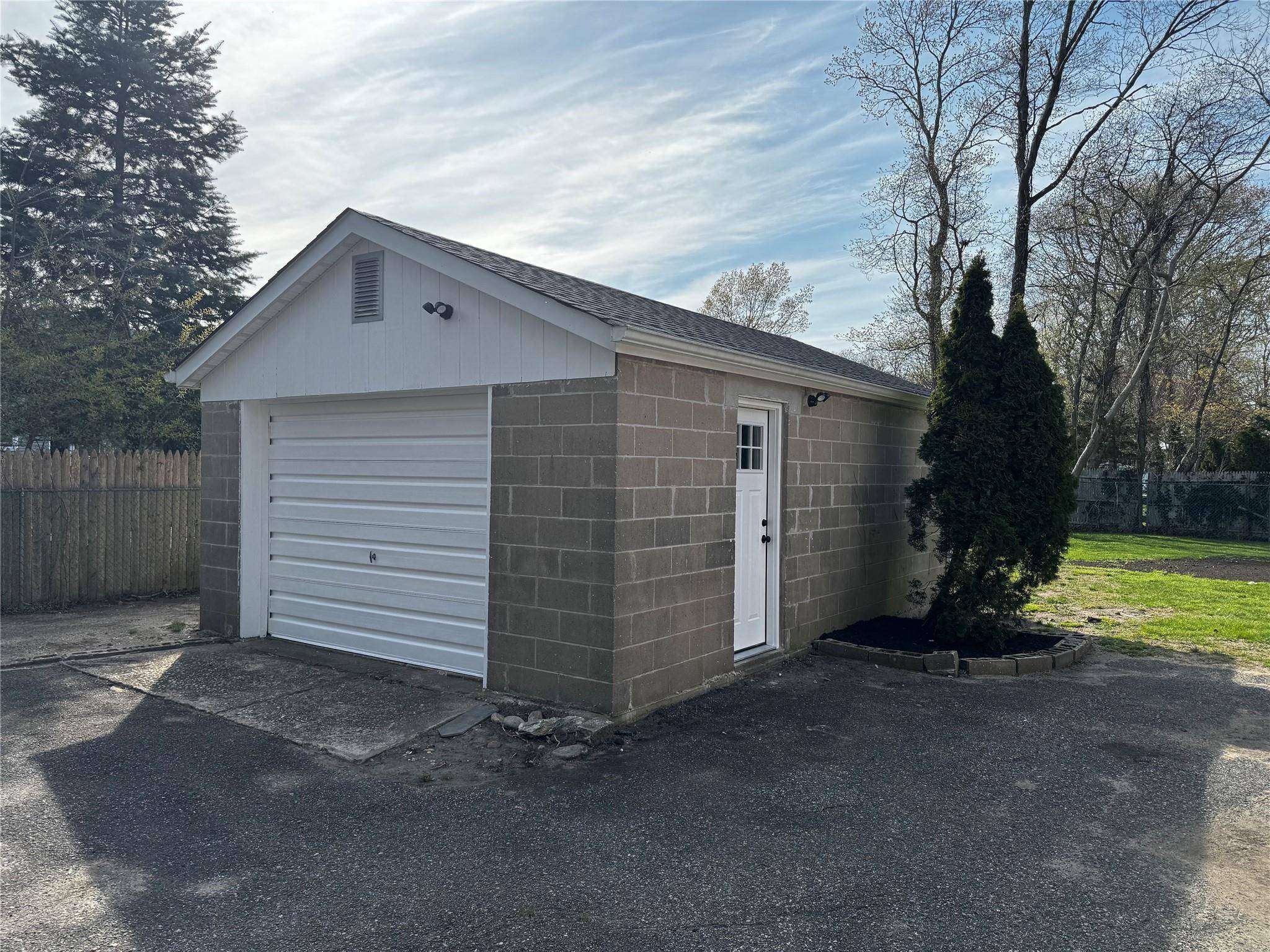 Shirley, NY 11967,16 Holly LN