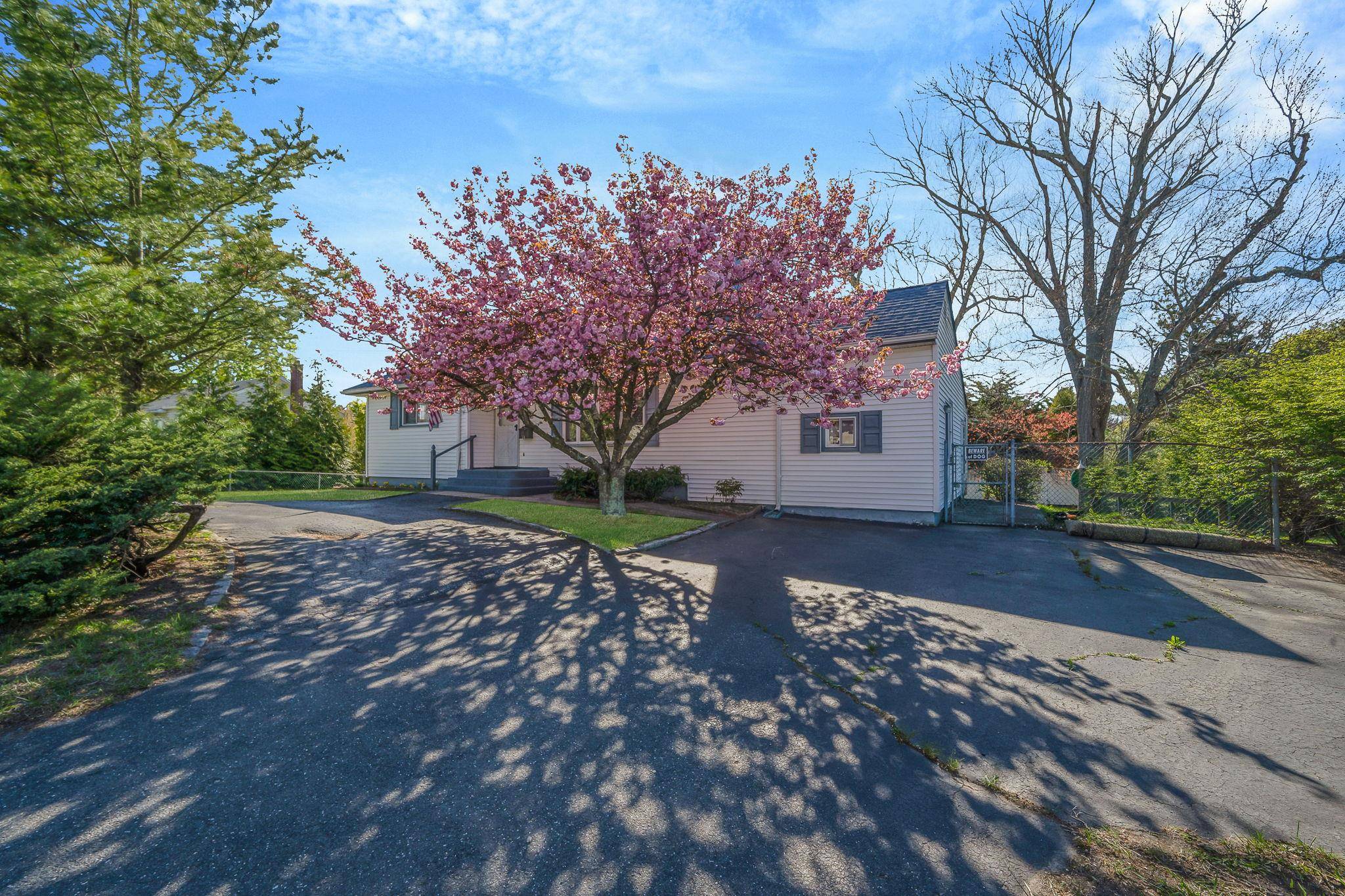 West Islip, NY 11795,760 Higbie LN