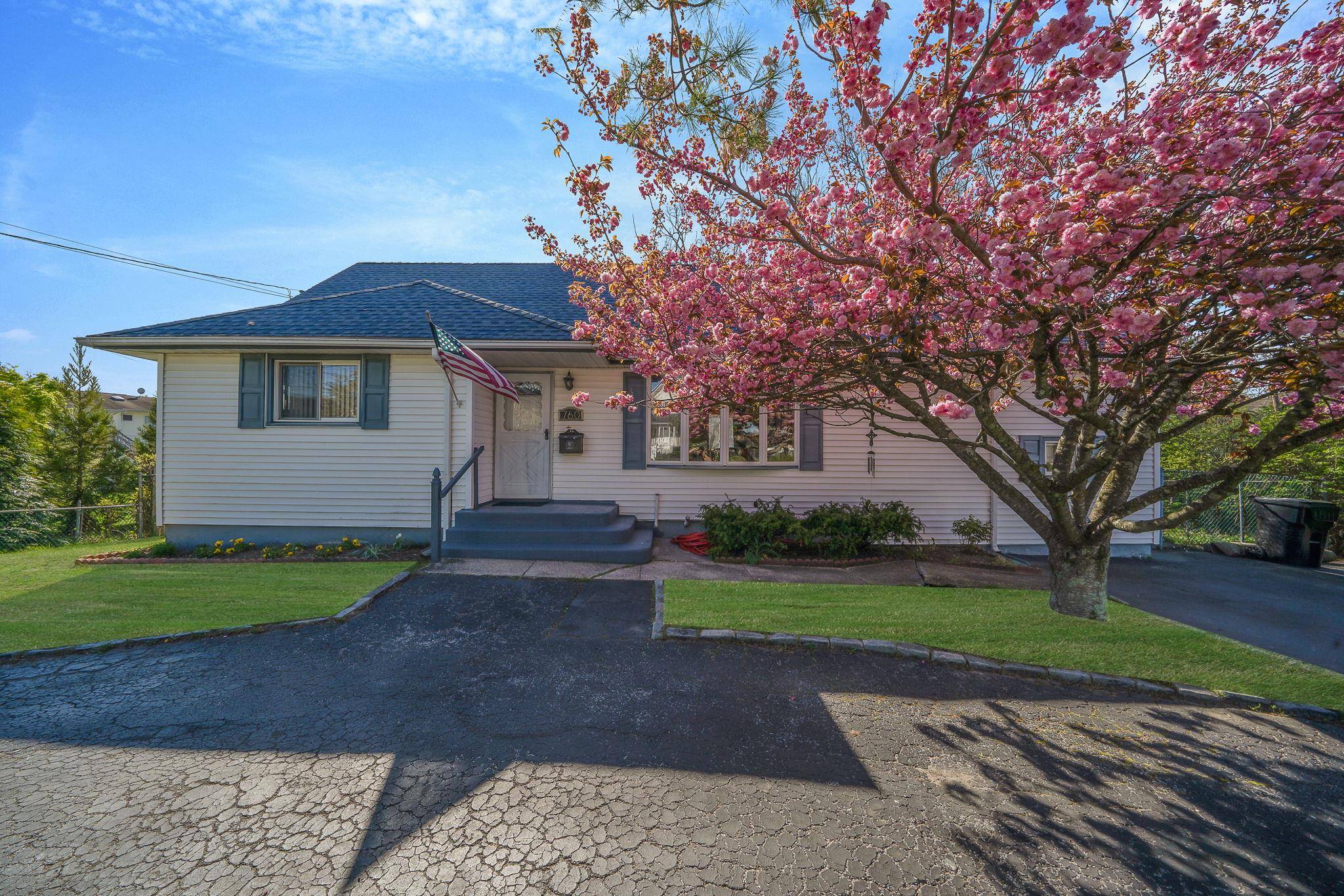 West Islip, NY 11795,760 Higbie LN