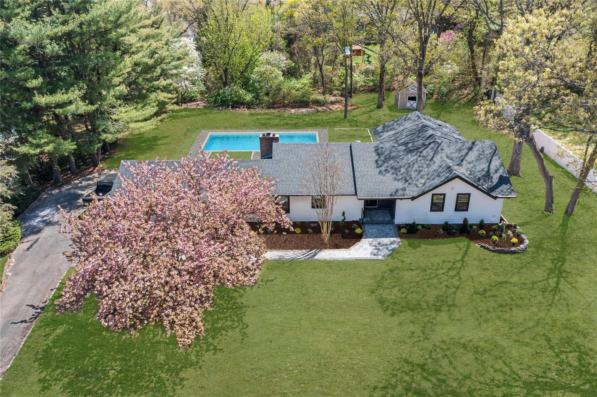 Northport, NY 11768,7 Breezy Hill DR