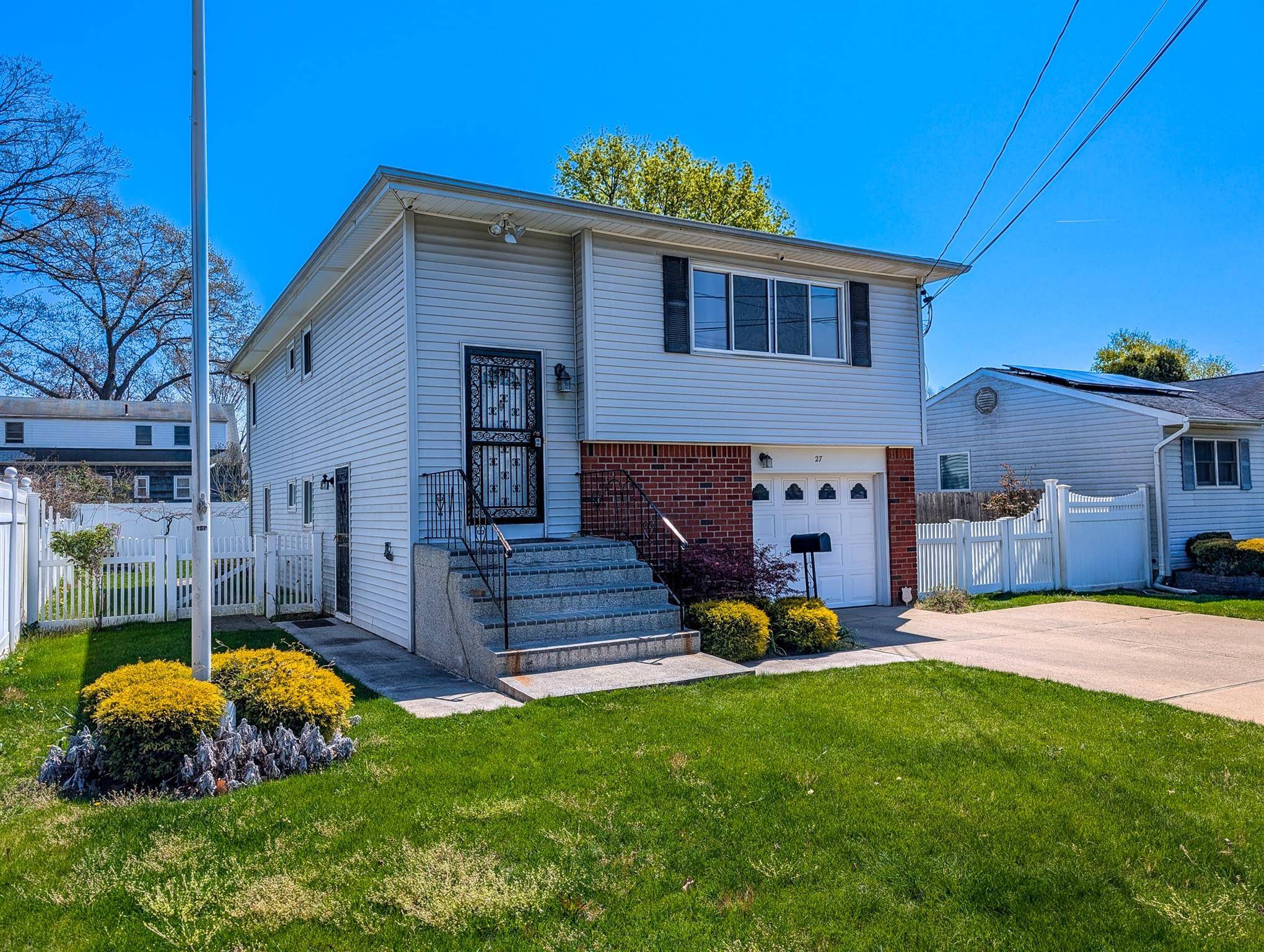 West Babylon, NY 11704,27 Lafayette RD