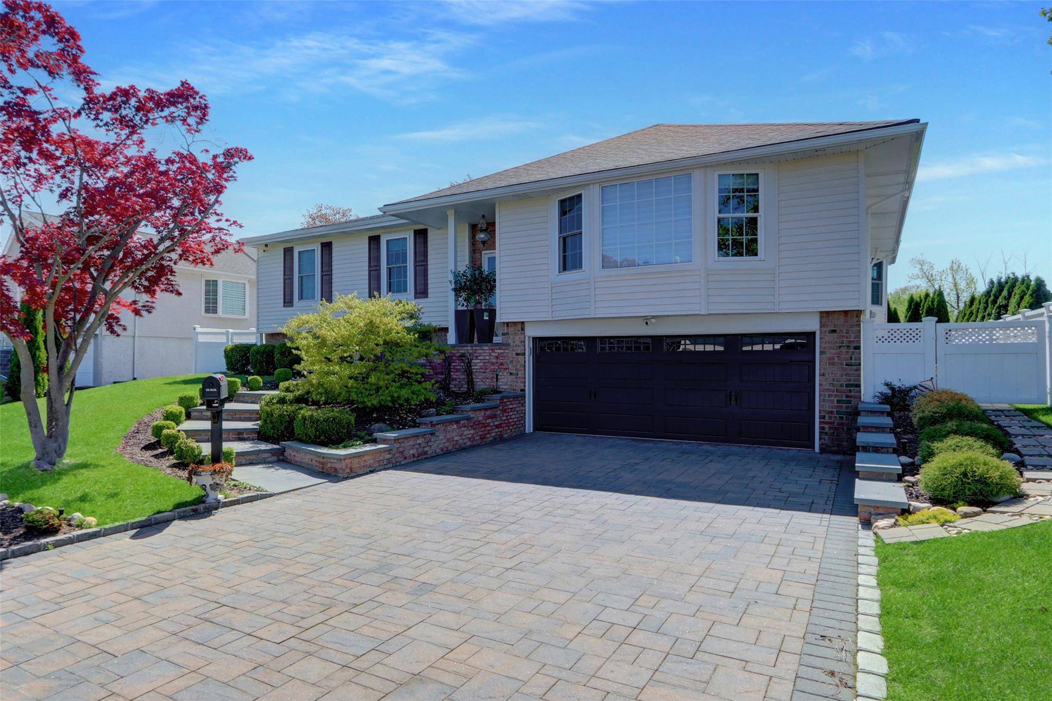 Roslyn, NY 11576,5 Bridle PATH