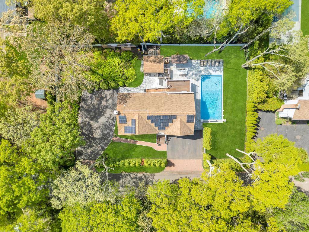 East Hampton, NY 11937,10 12th ST