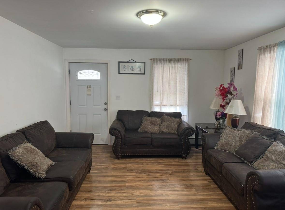 Riverhead, NY 11901,553 Raynor Avenue