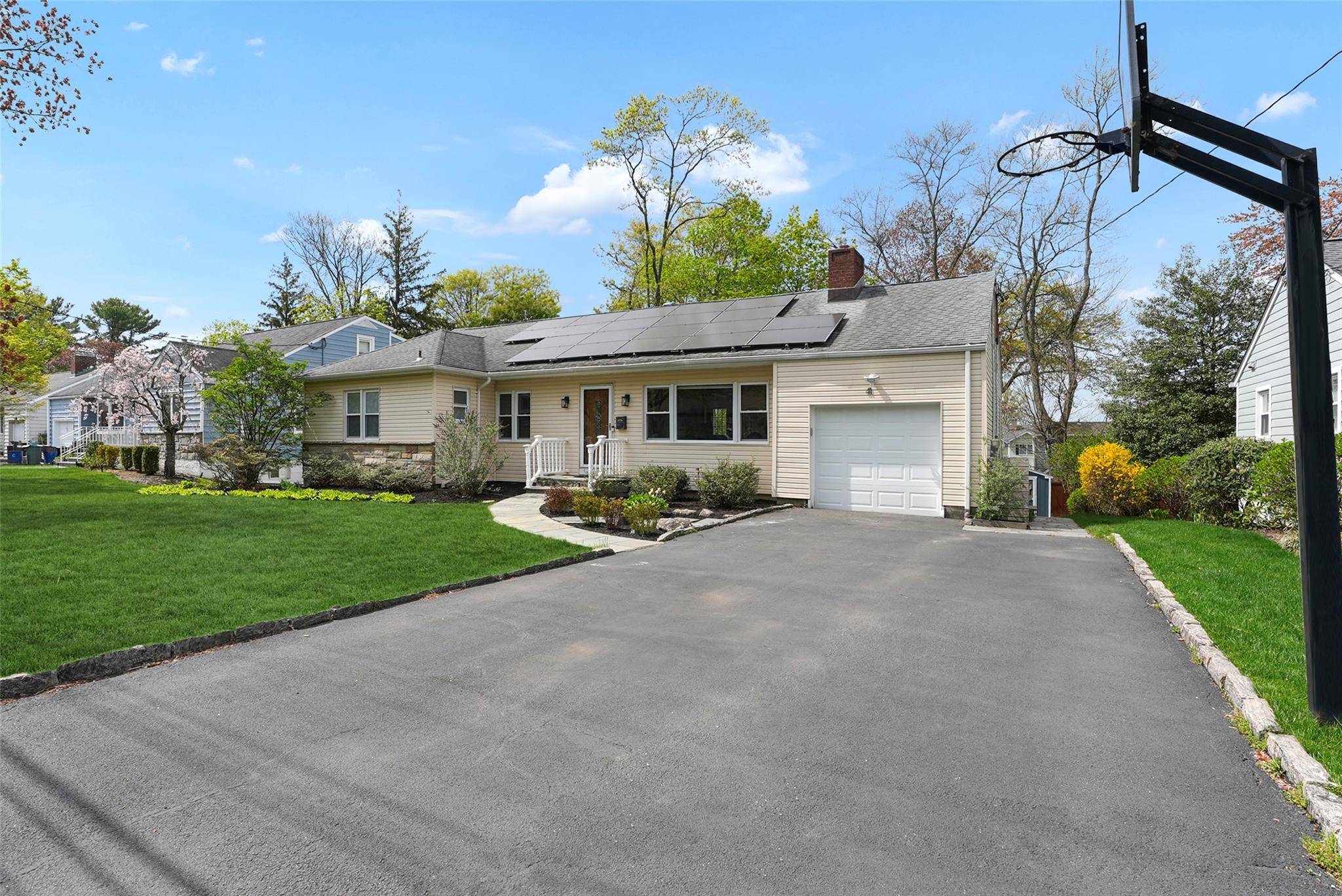 Scarsdale, NY 10583,41 Top O The Ridge DR