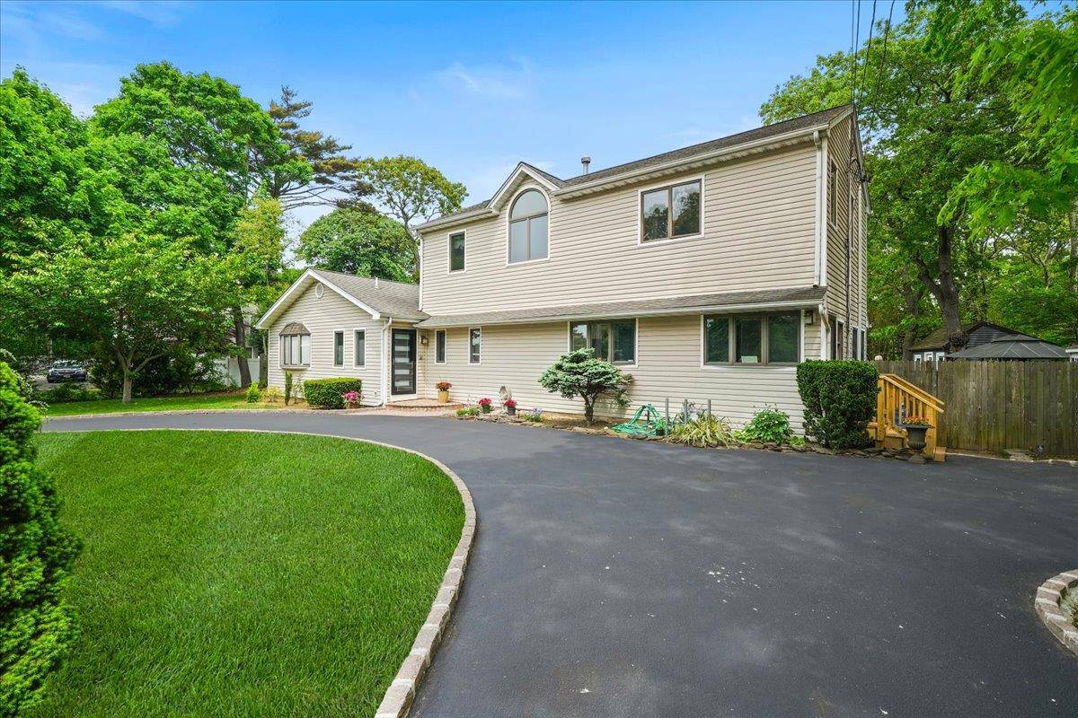 Bohemia, NY 11716,617 Smithtown AVE
