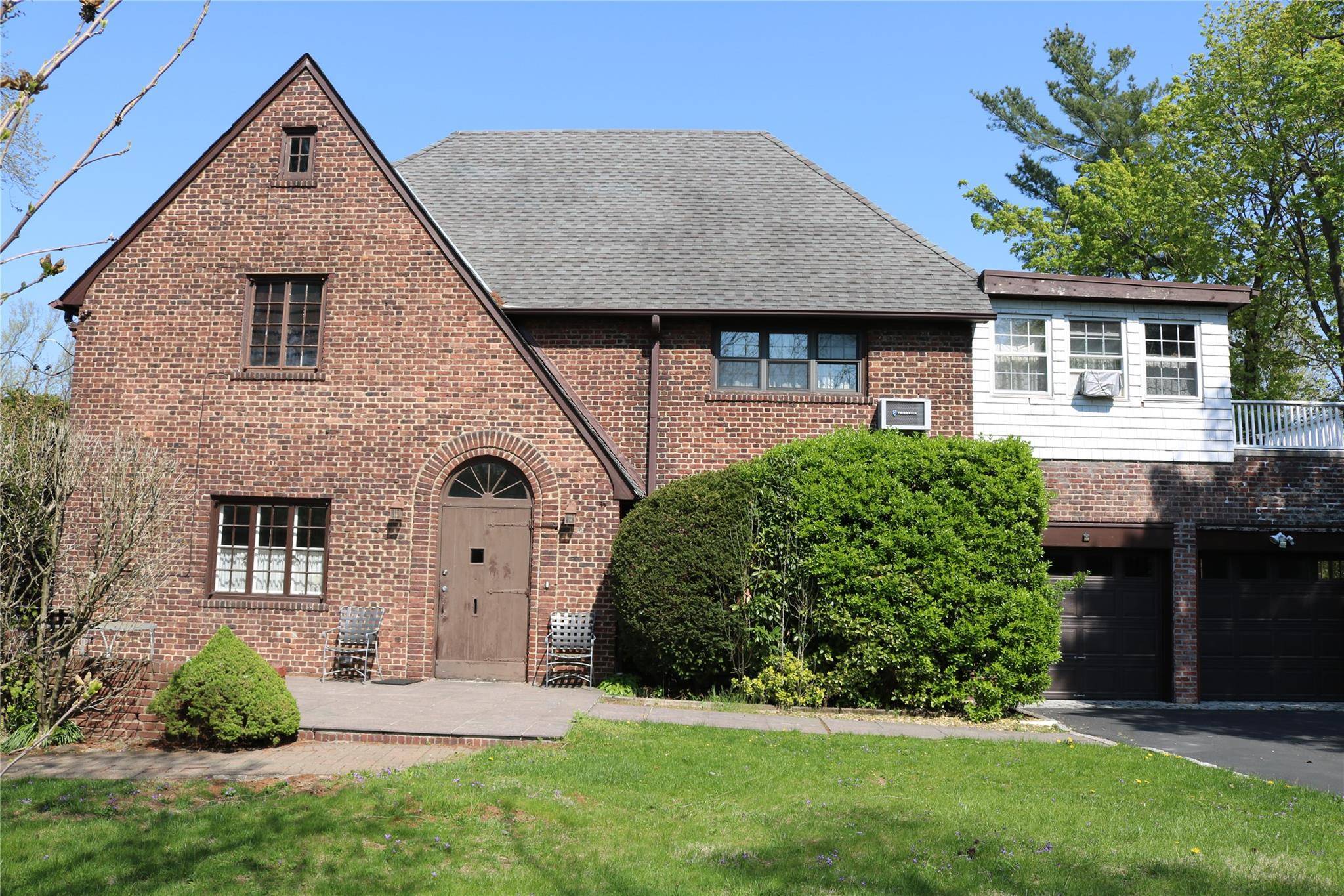 Great Neck, NY 11023,6 TUDDINGTON RD