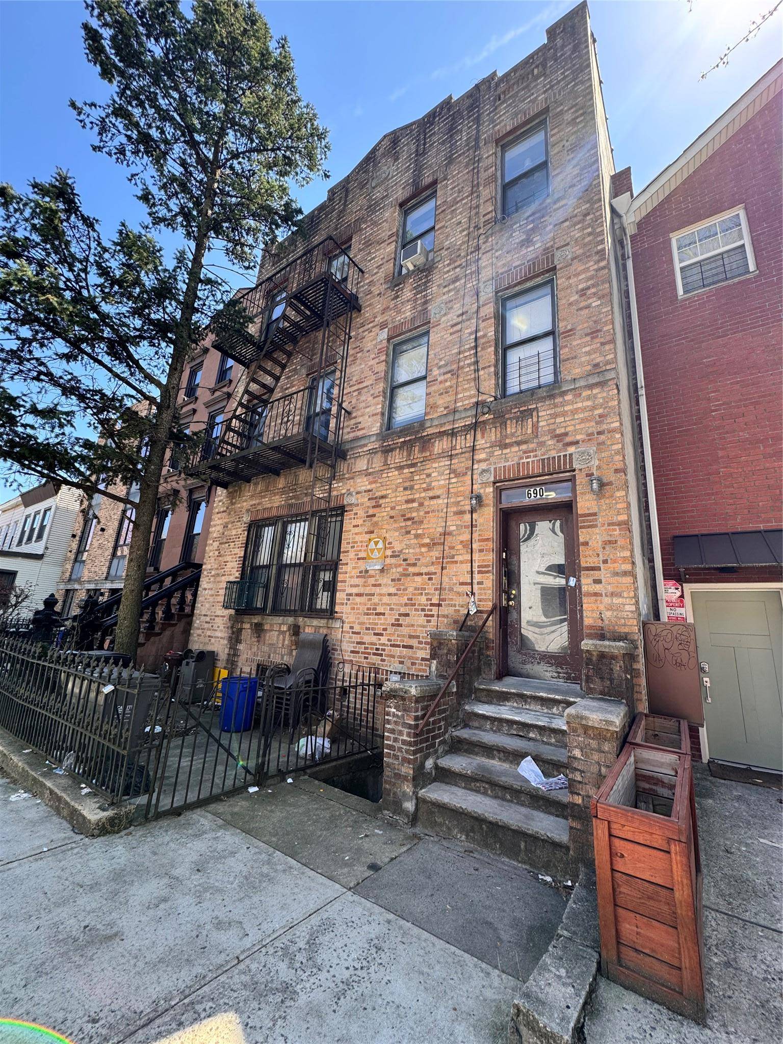 Brooklyn, NY 11221,690 Monroe ST