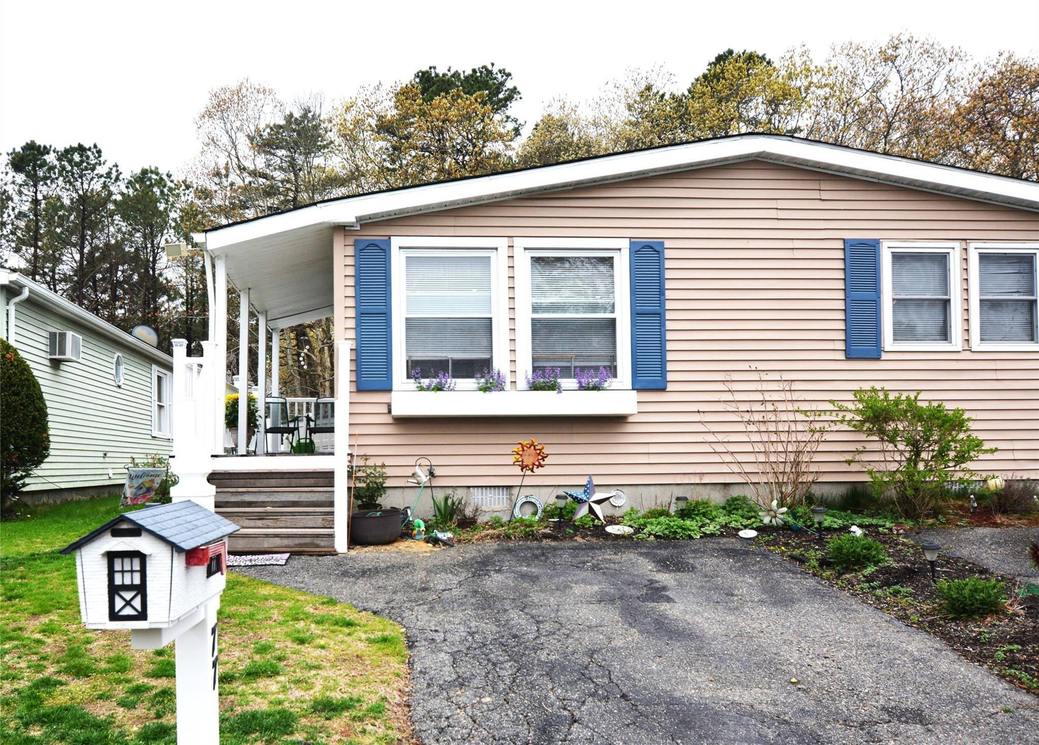 Manorville, NY 11949,77 Village Circle W