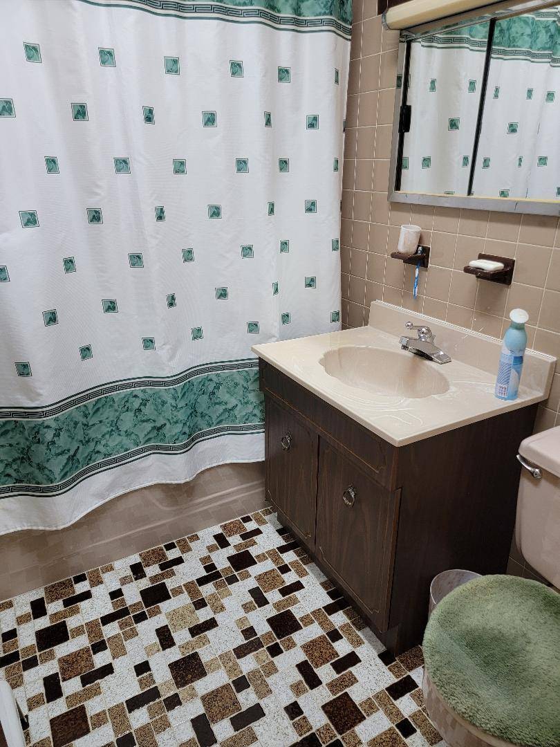 Glendale, NY 11385,70-22 69th ST