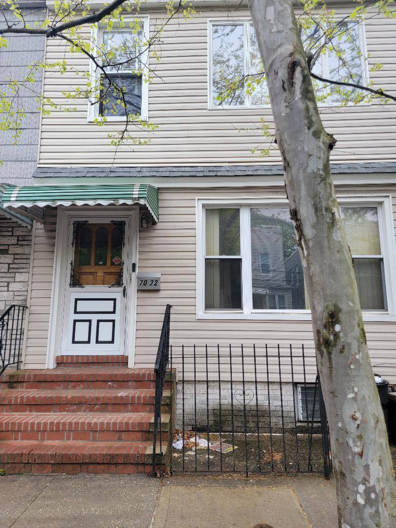 Glendale, NY 11385,70-22 69th ST